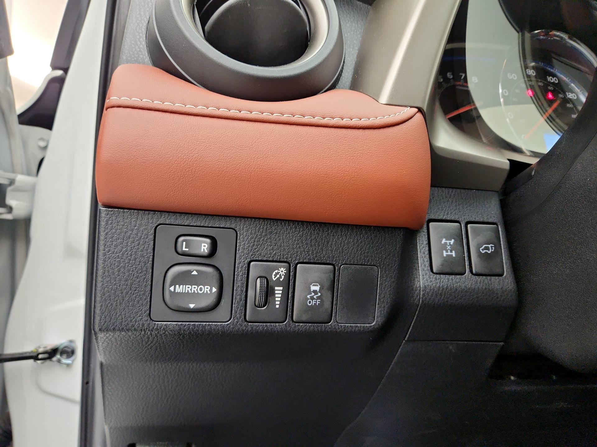 Thumbnail: 2015 Toyota RAV4 - 13