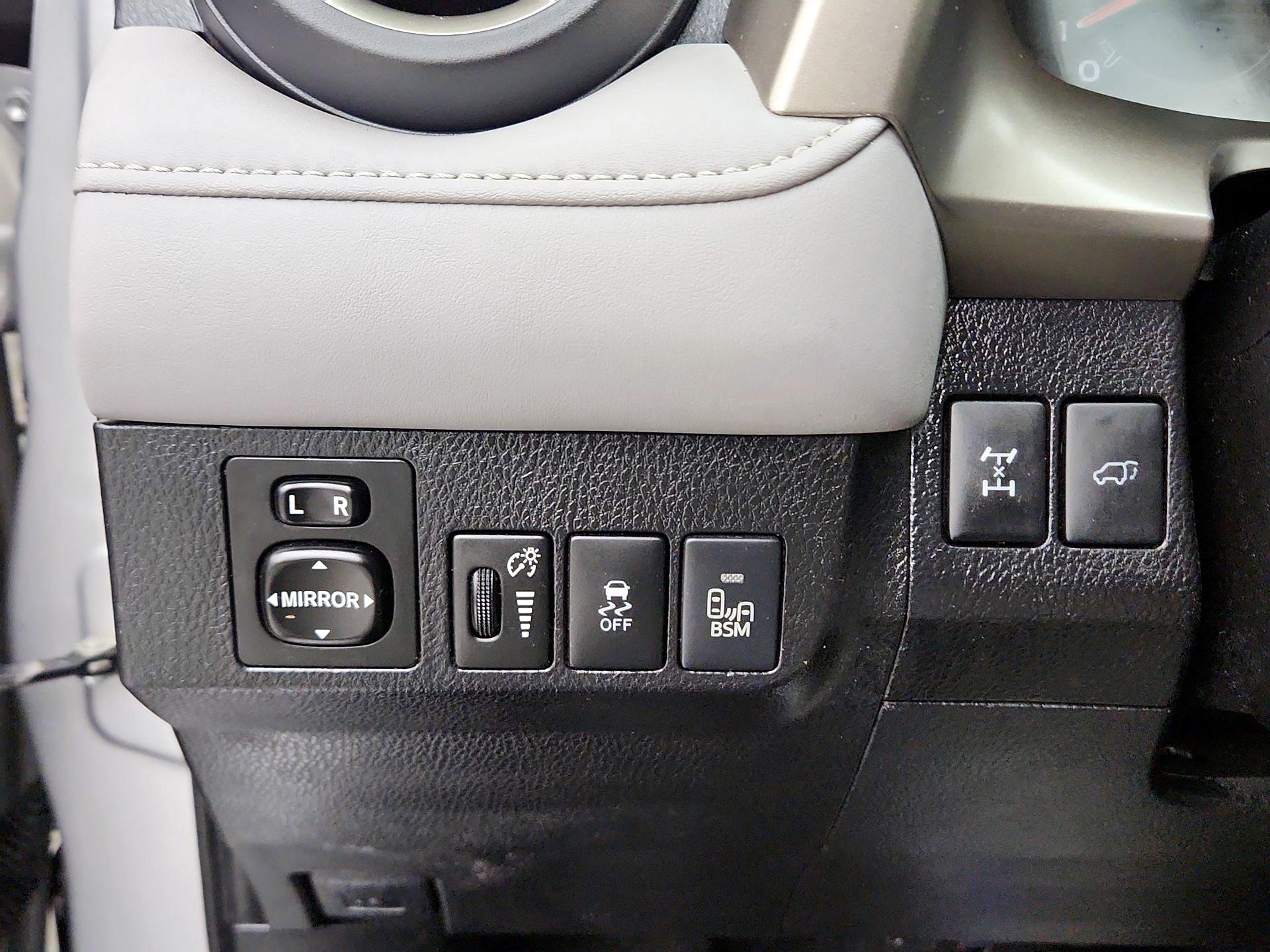 Thumbnail: 2015 Toyota RAV4 - 13