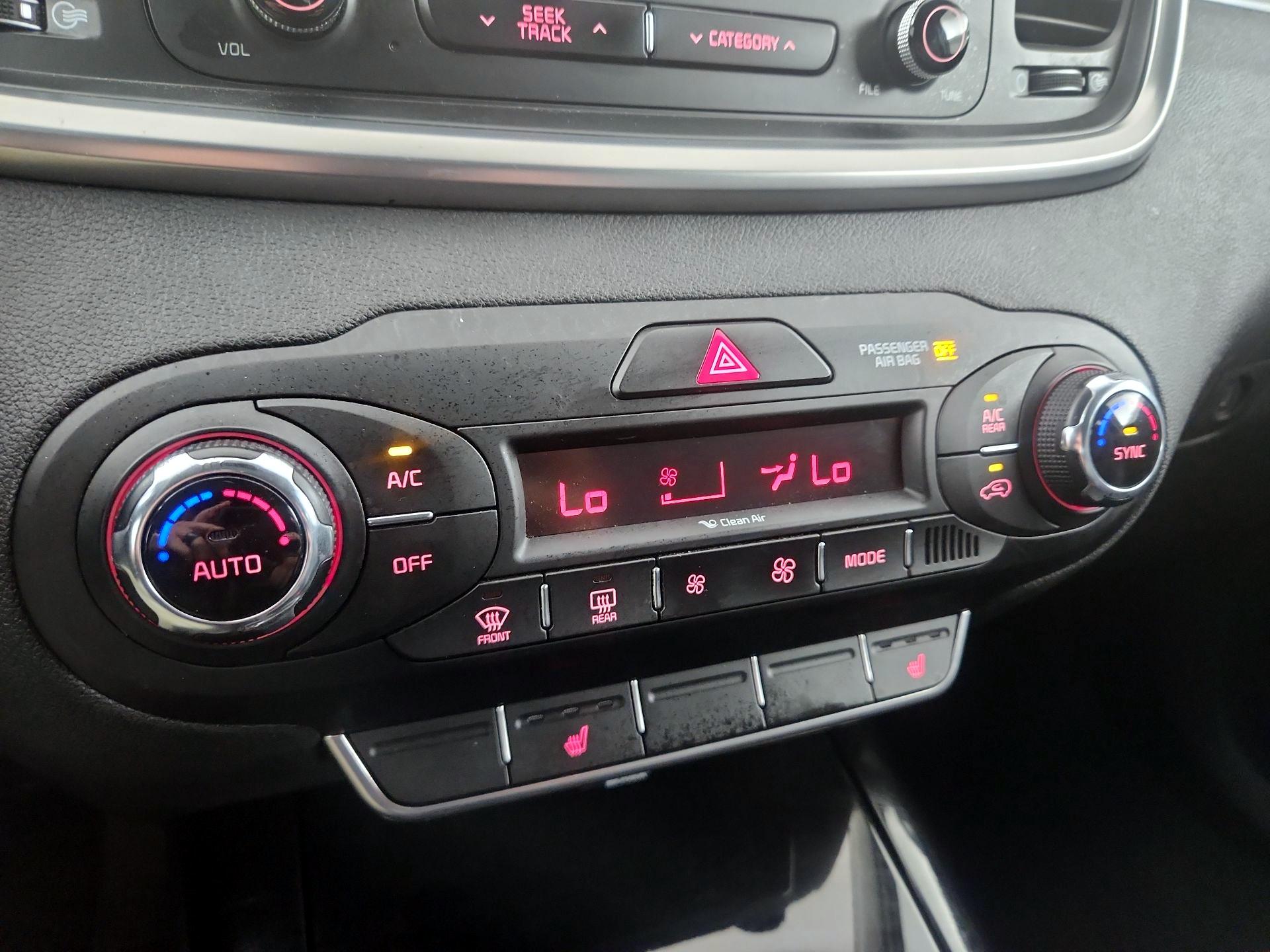 Thumbnail: 2016 Kia Sorento - 16