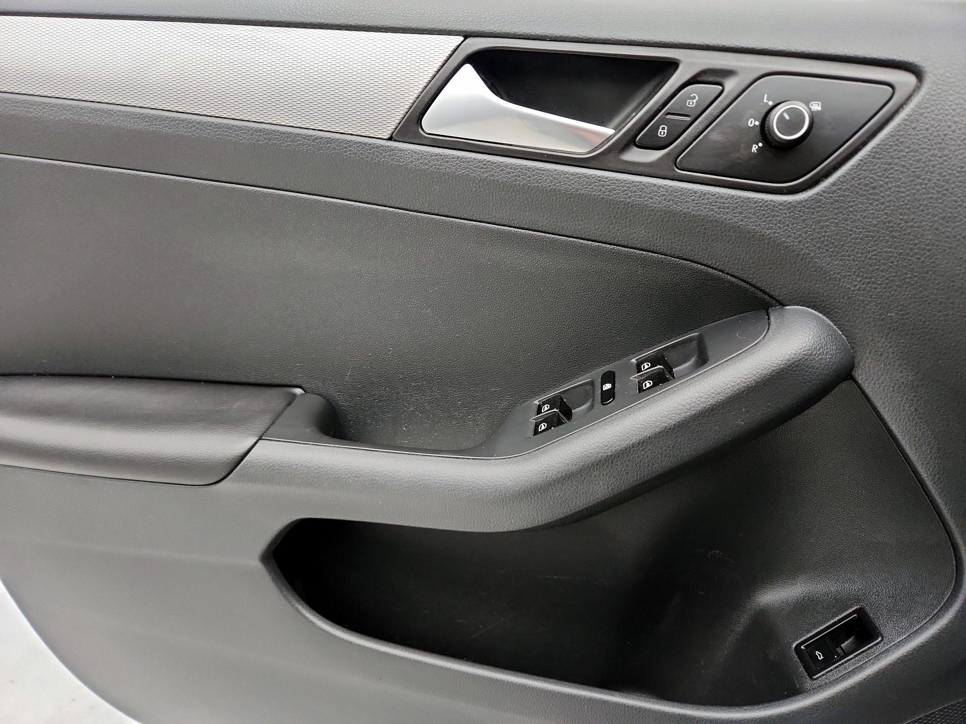 Thumbnail: 2015 Volkswagen Jetta - 12