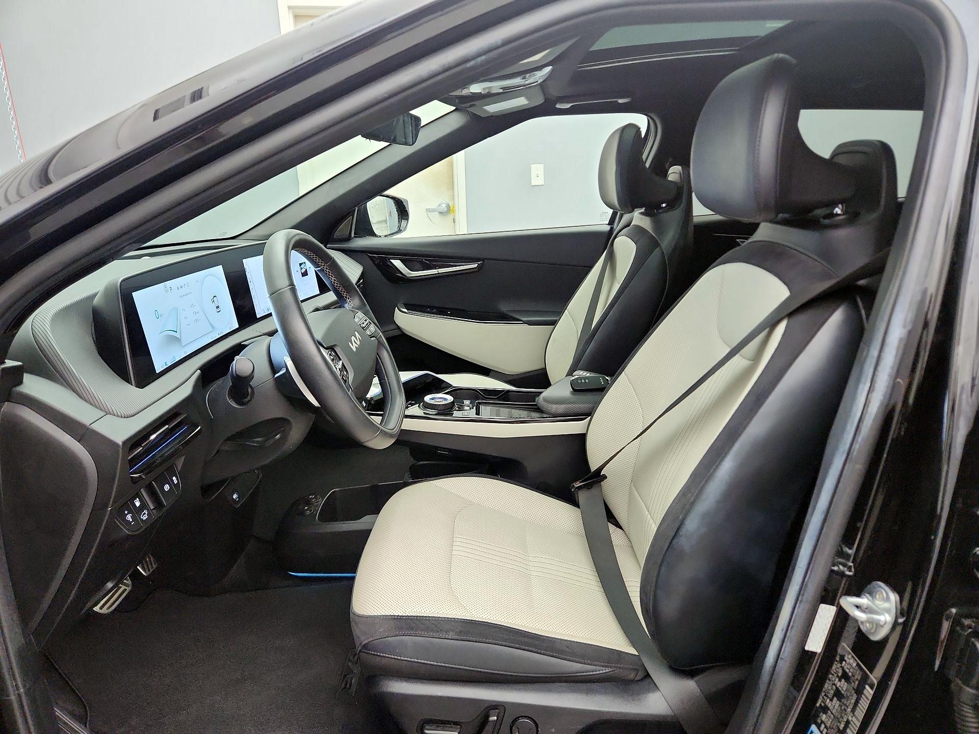 Thumbnail: 2022 Kia EV6 - 11