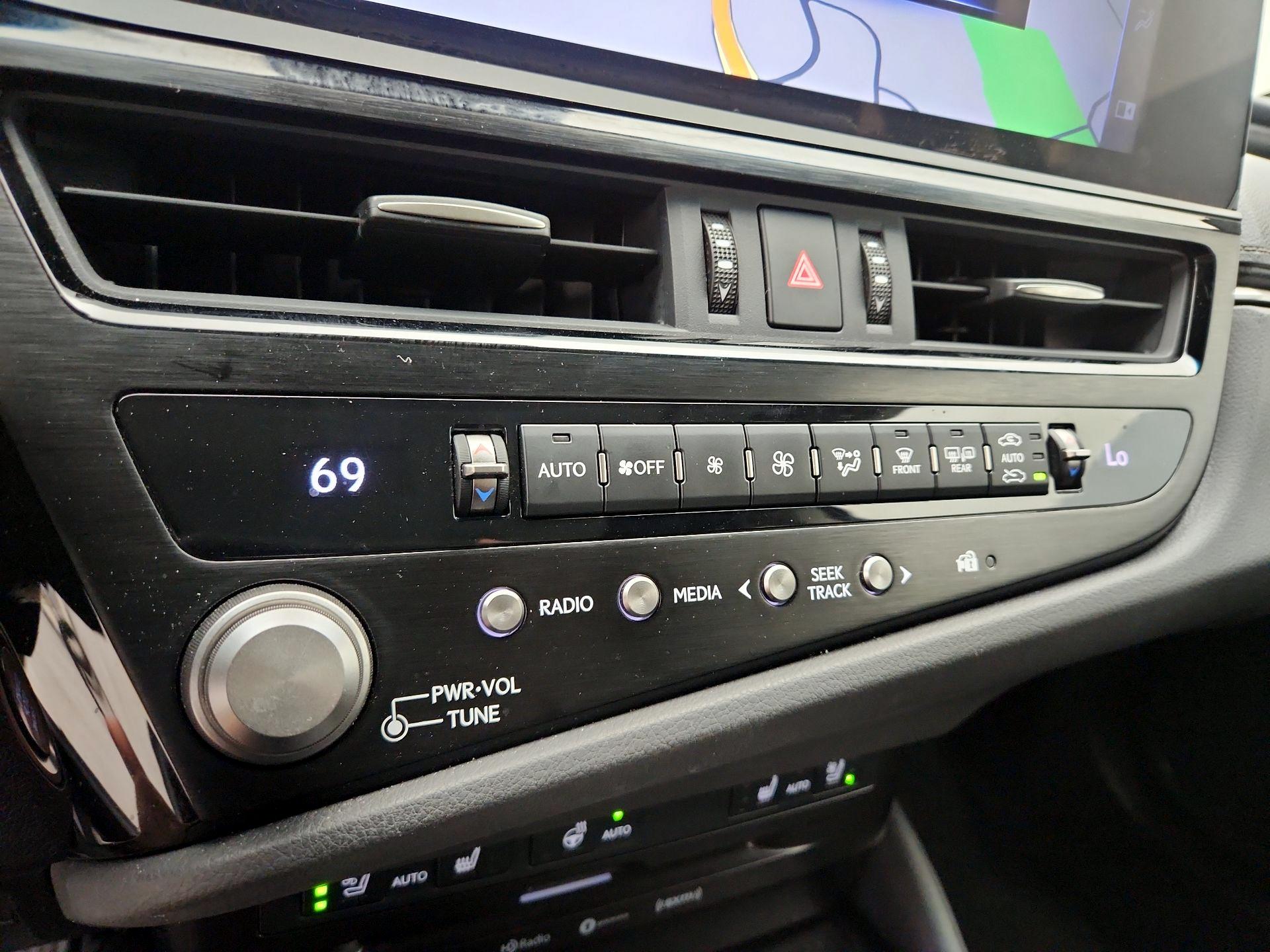 Thumbnail: 2022 Lexus ES - 16