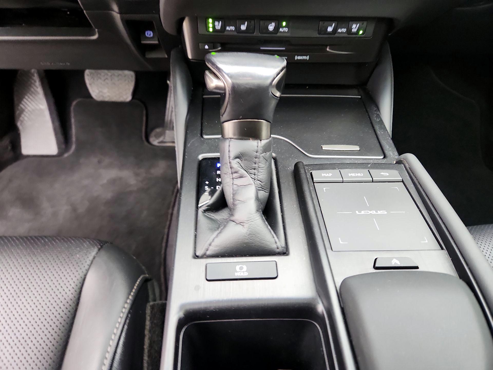 Thumbnail: 2022 Lexus ES - 17