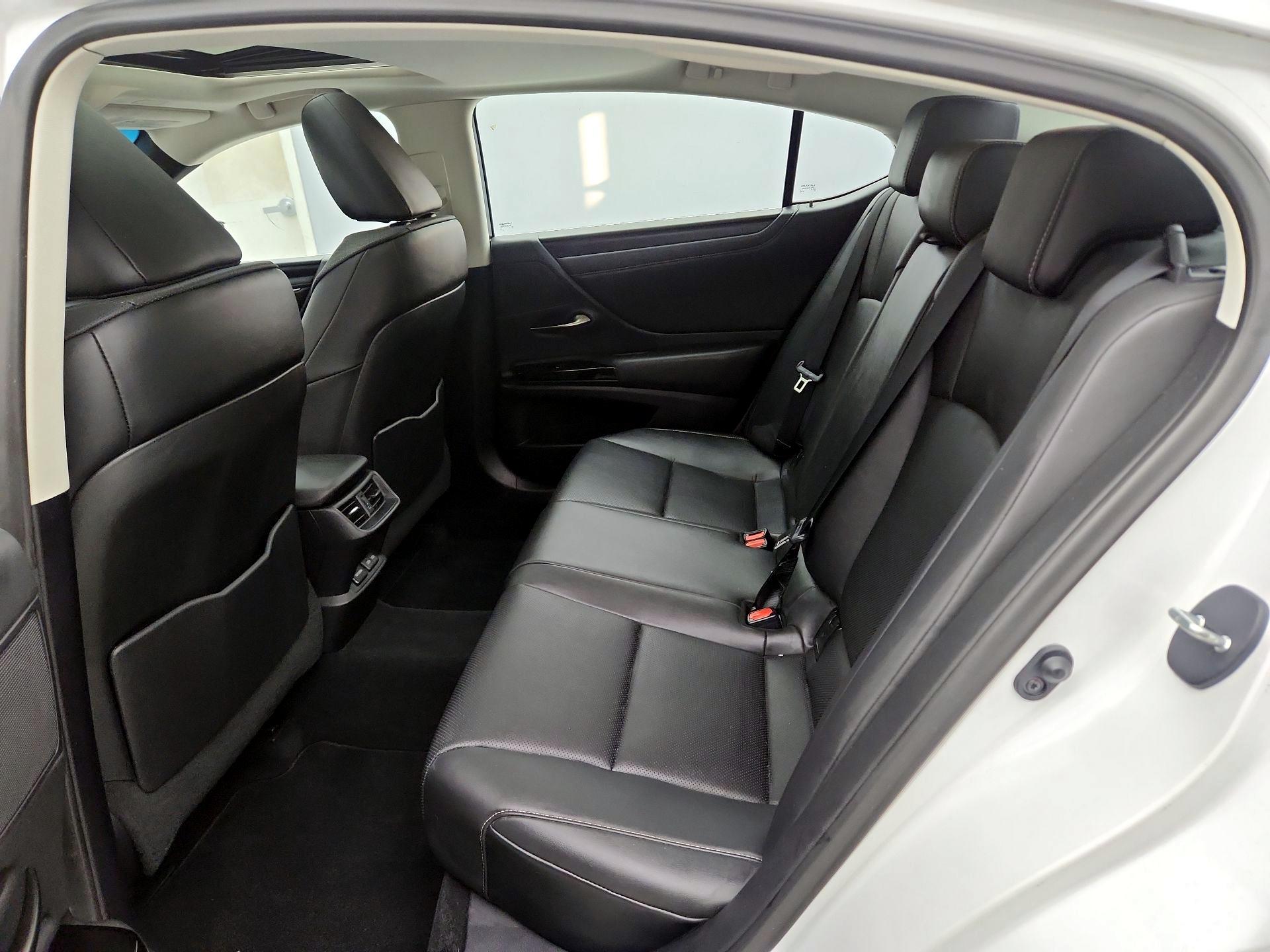 Thumbnail: 2022 Lexus ES - 20