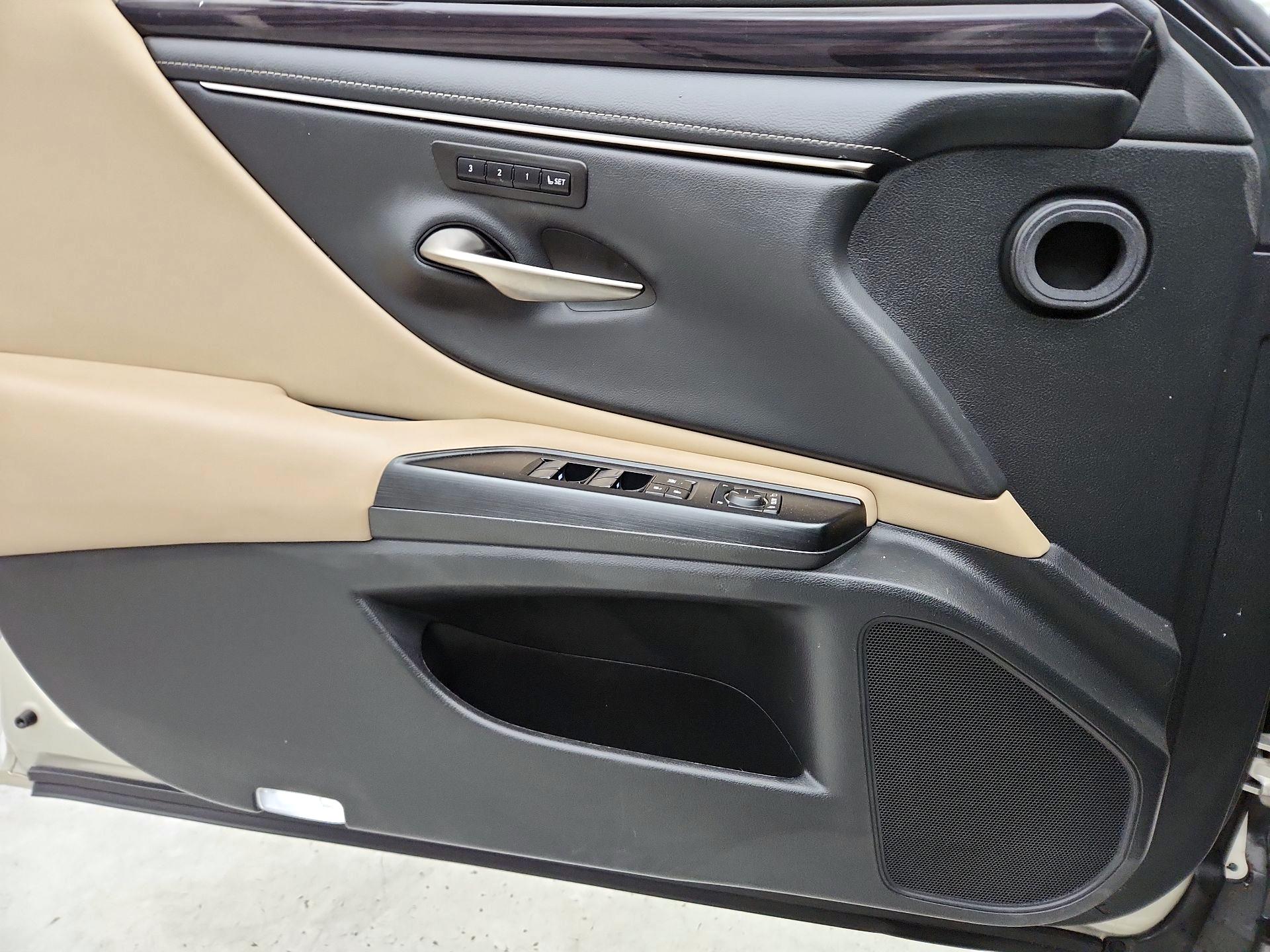 Thumbnail: 2020 Lexus ES - 12
