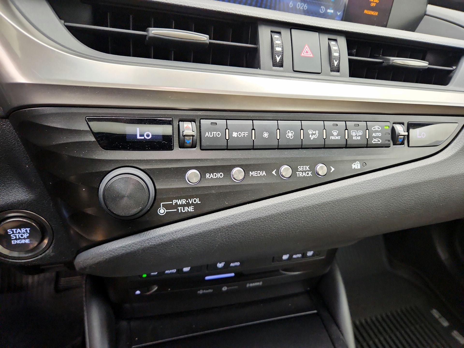 Thumbnail: 2020 Lexus ES - 16