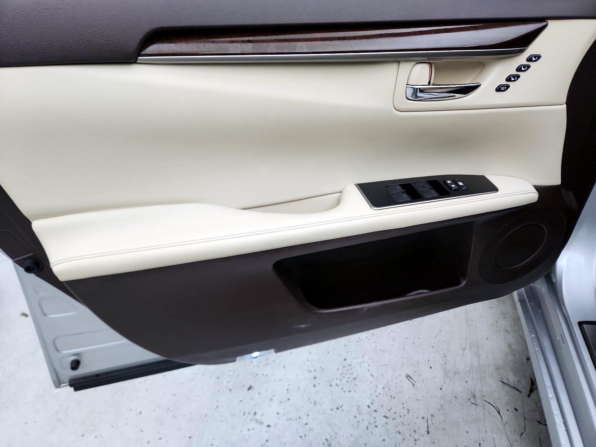 Thumbnail: 2016 Lexus ES - 12