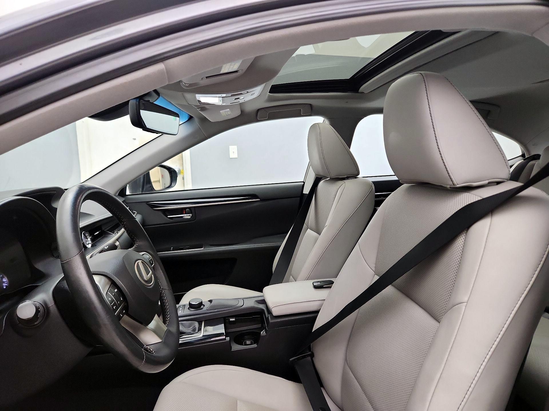 Thumbnail: 2018 Lexus ES - 18