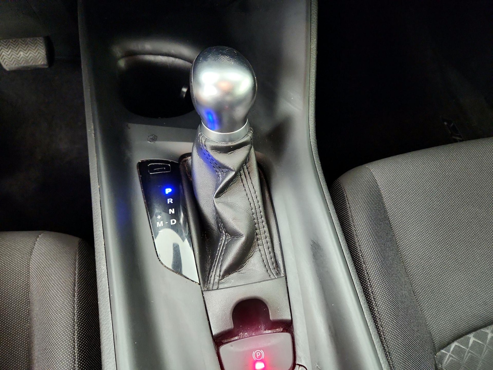 2020 Toyota C-HR LE - Photo 18