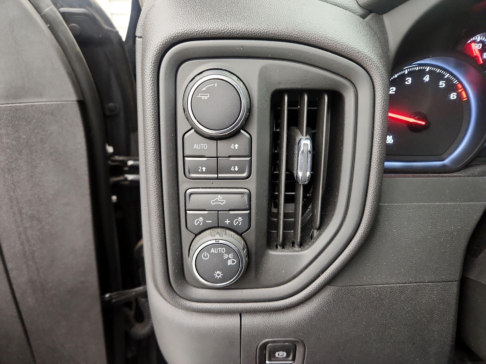 2024 Chevrolet Silverado 1500 Custom - Photo 14