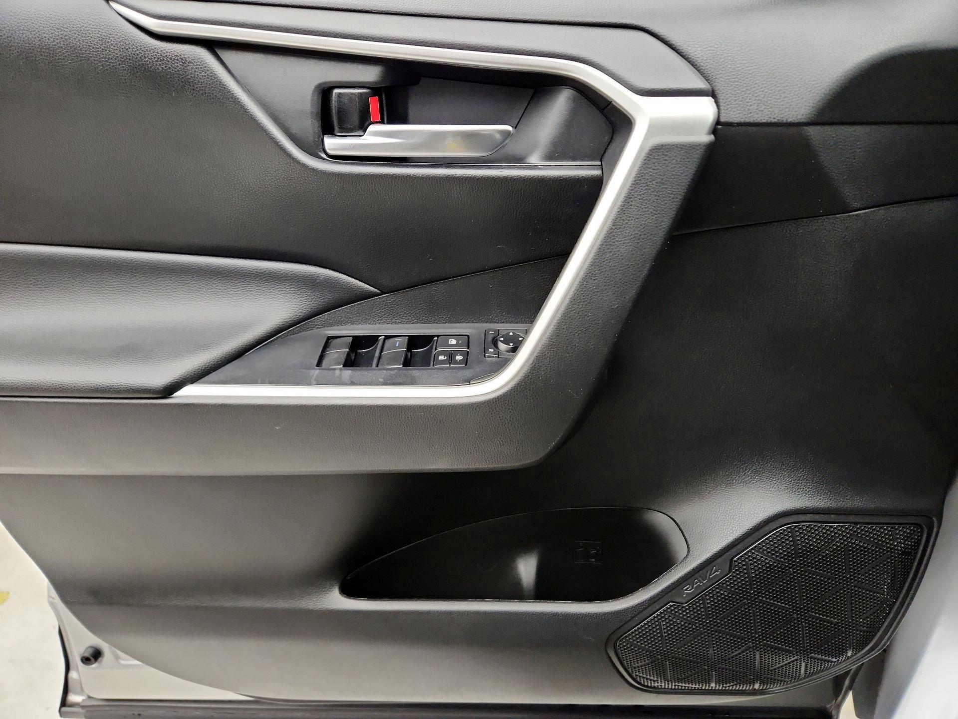 Thumbnail: 2020 Toyota RAV4 - 12