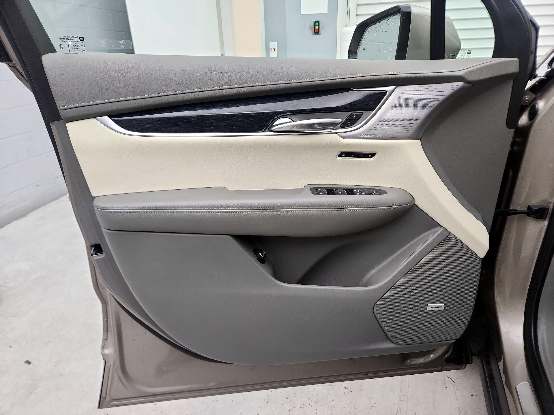 Thumbnail: 2023 Cadillac XT6 - 12