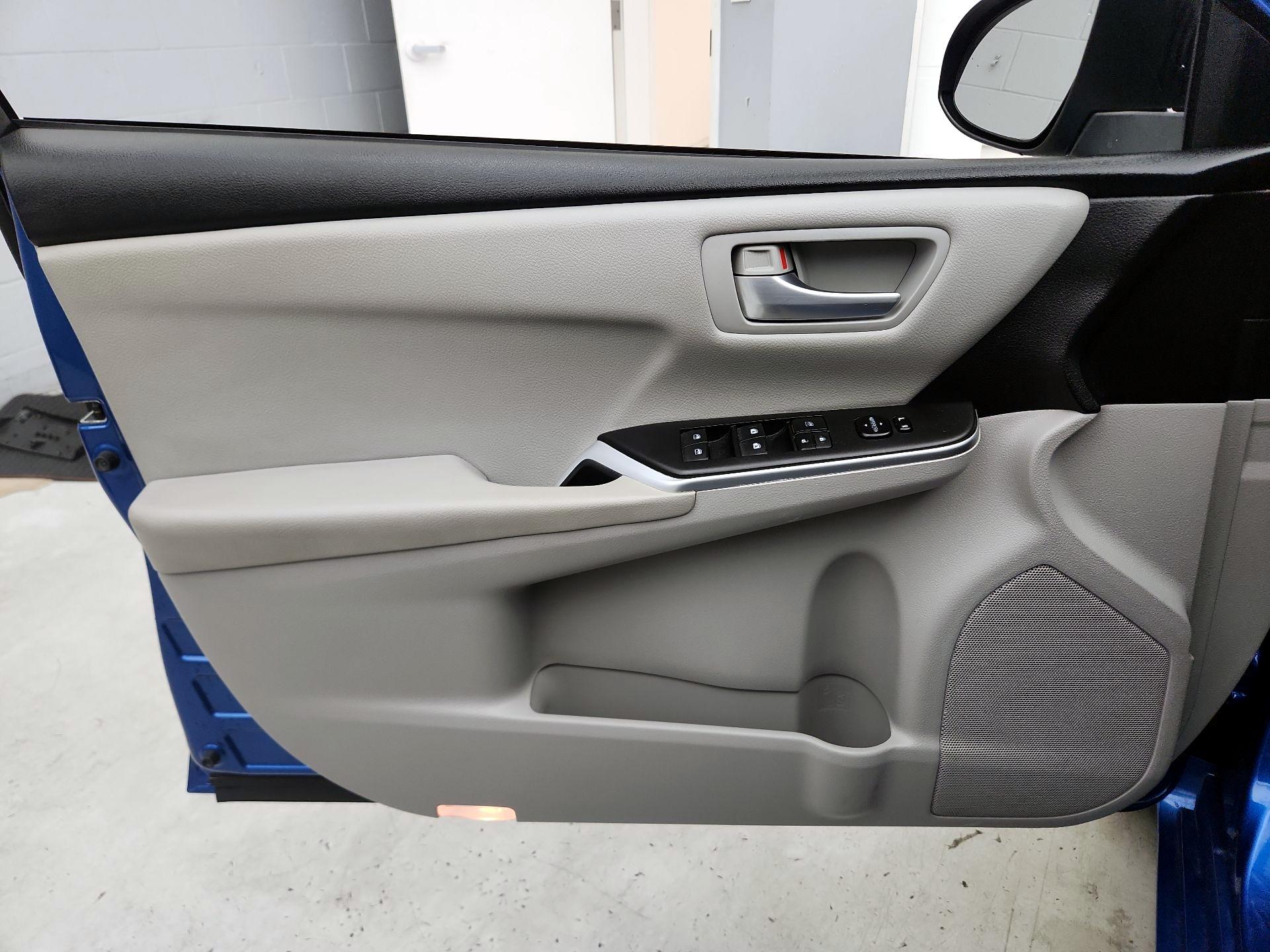 Thumbnail: 2017 Toyota Camry - 12
