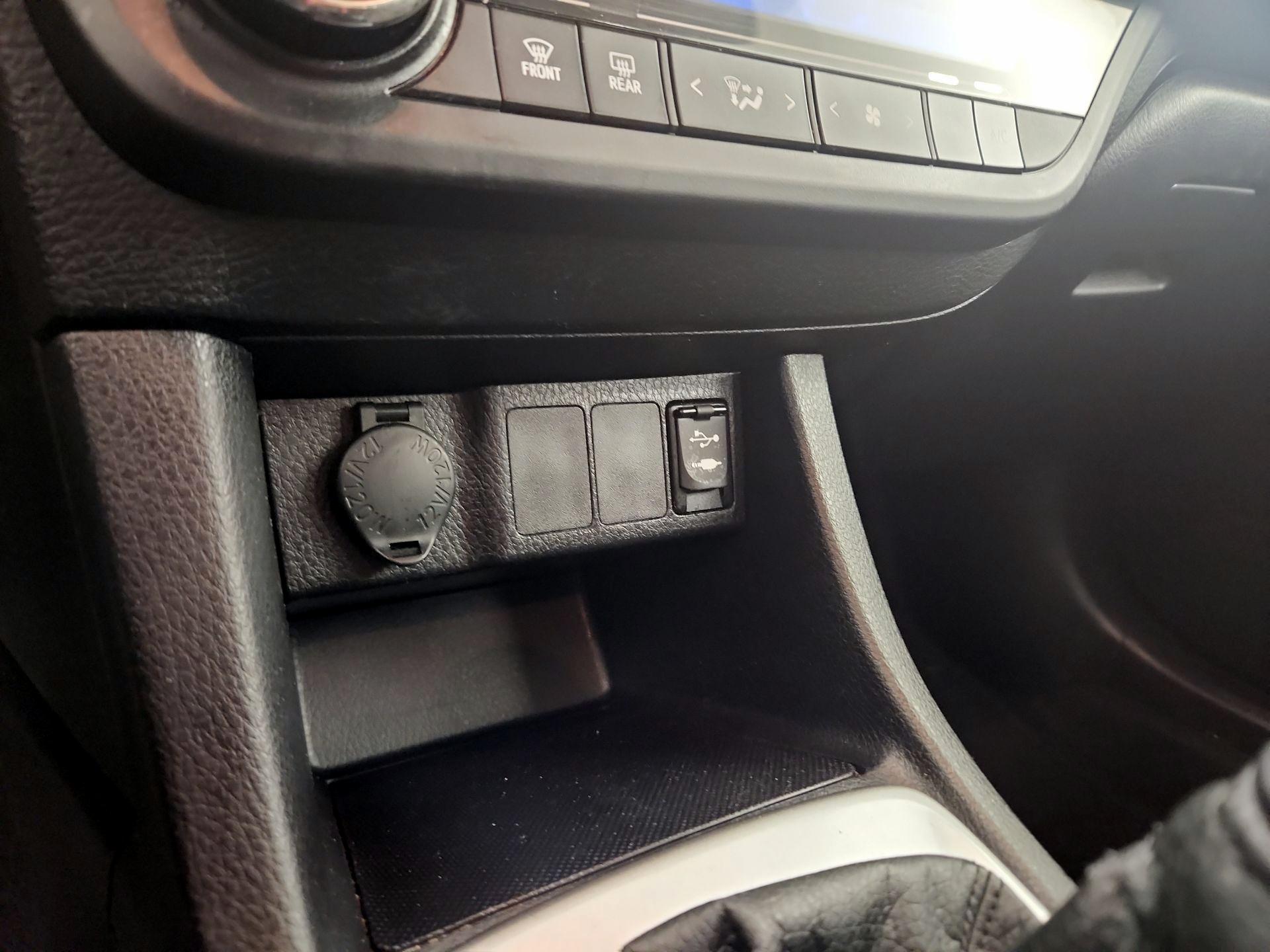 Thumbnail: 2015 Toyota Corolla - 18