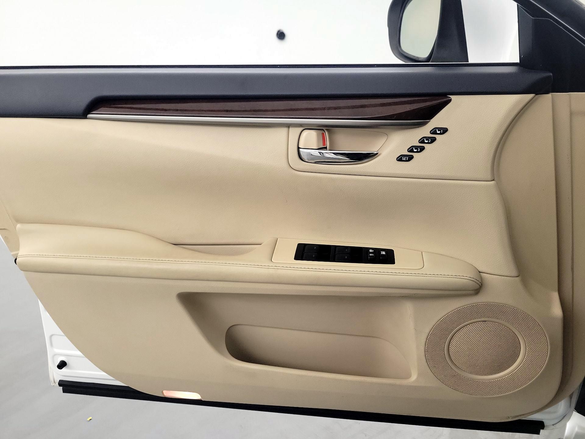 Thumbnail: 2014 Lexus ES - 10