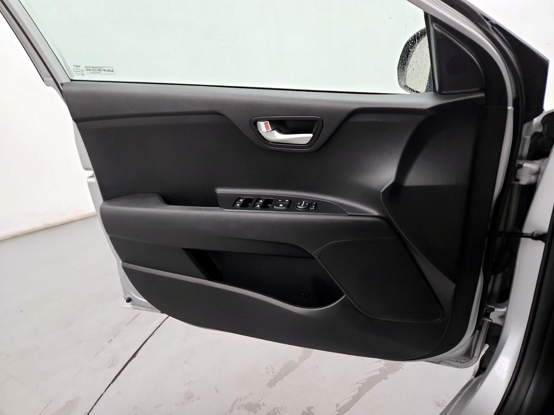 Thumbnail: 2022 Kia Rio - 10