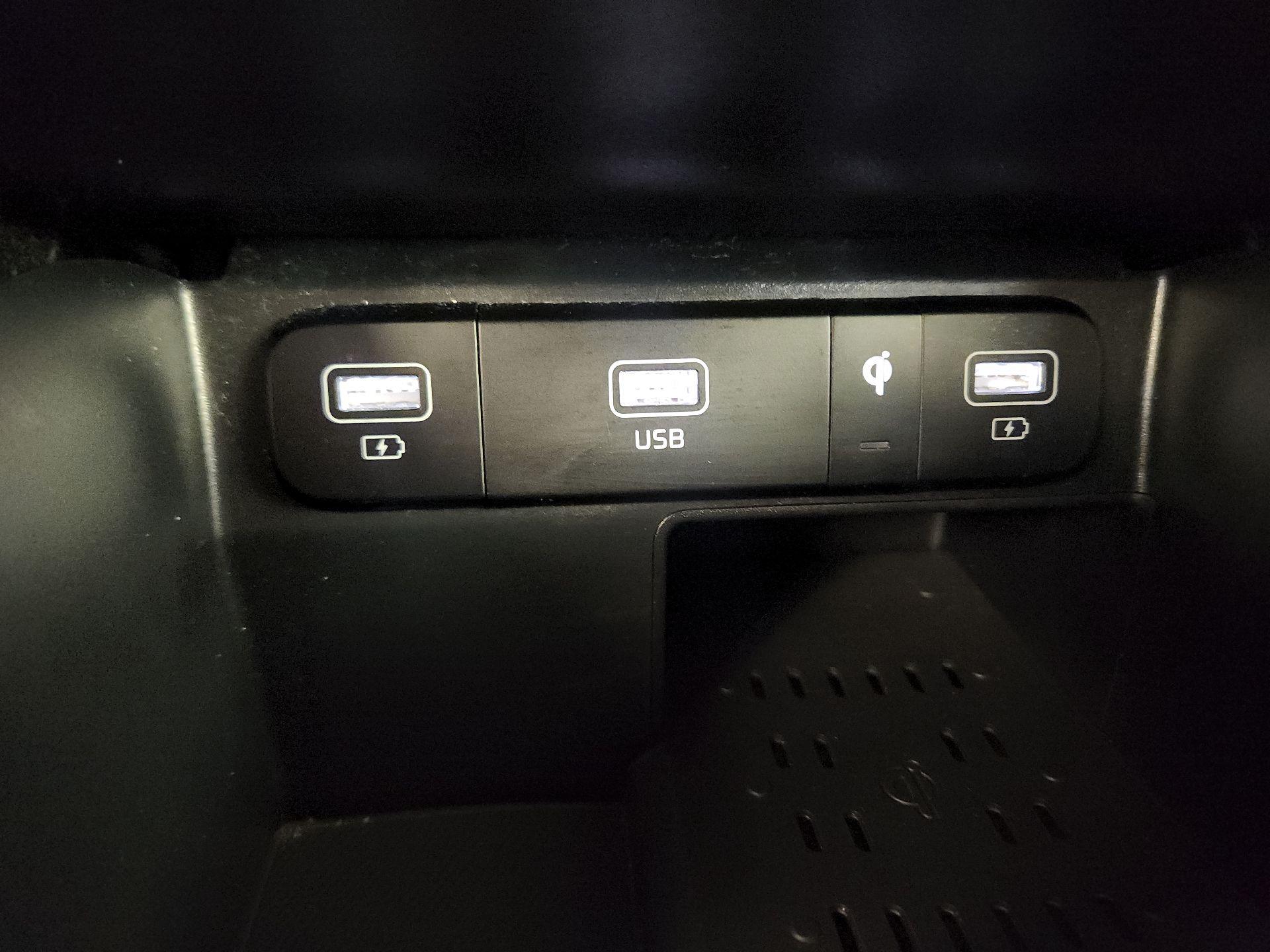 Thumbnail: 2023 Kia Sorento - 16