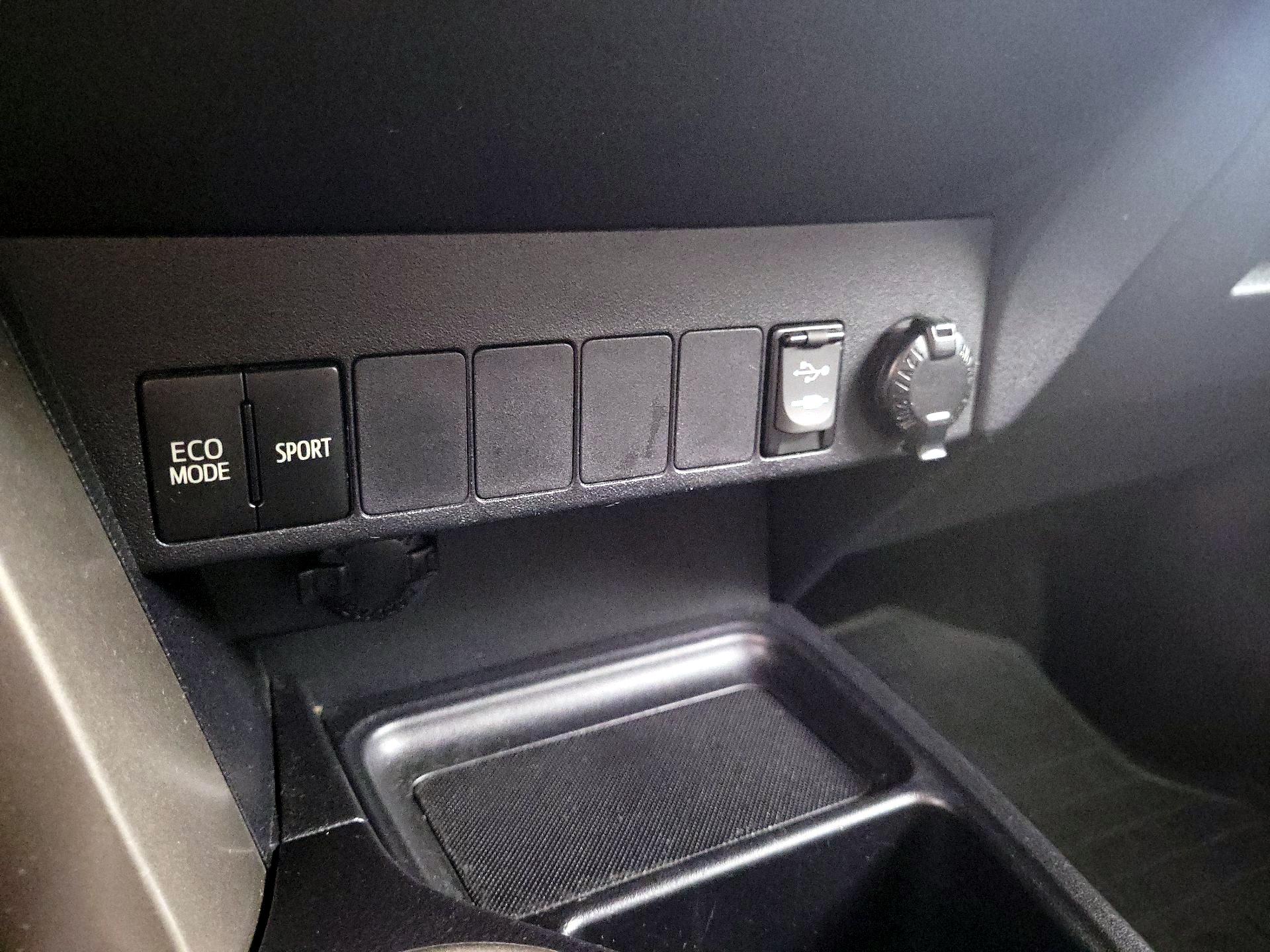 Thumbnail: 2015 Toyota RAV4 - 16