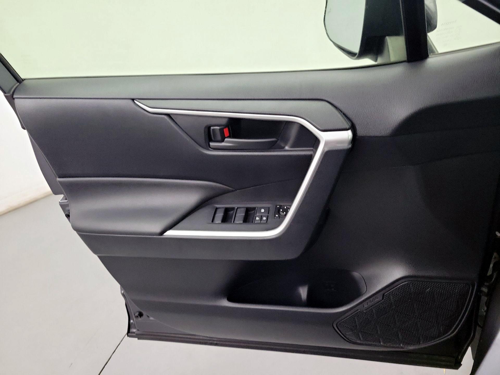 Thumbnail: 2019 Toyota RAV4 - 10