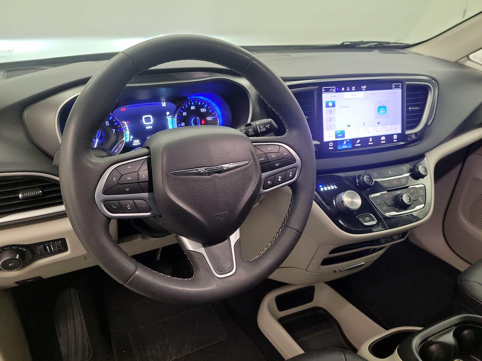 Thumbnail: 2022 Chrysler Pacifica - 9