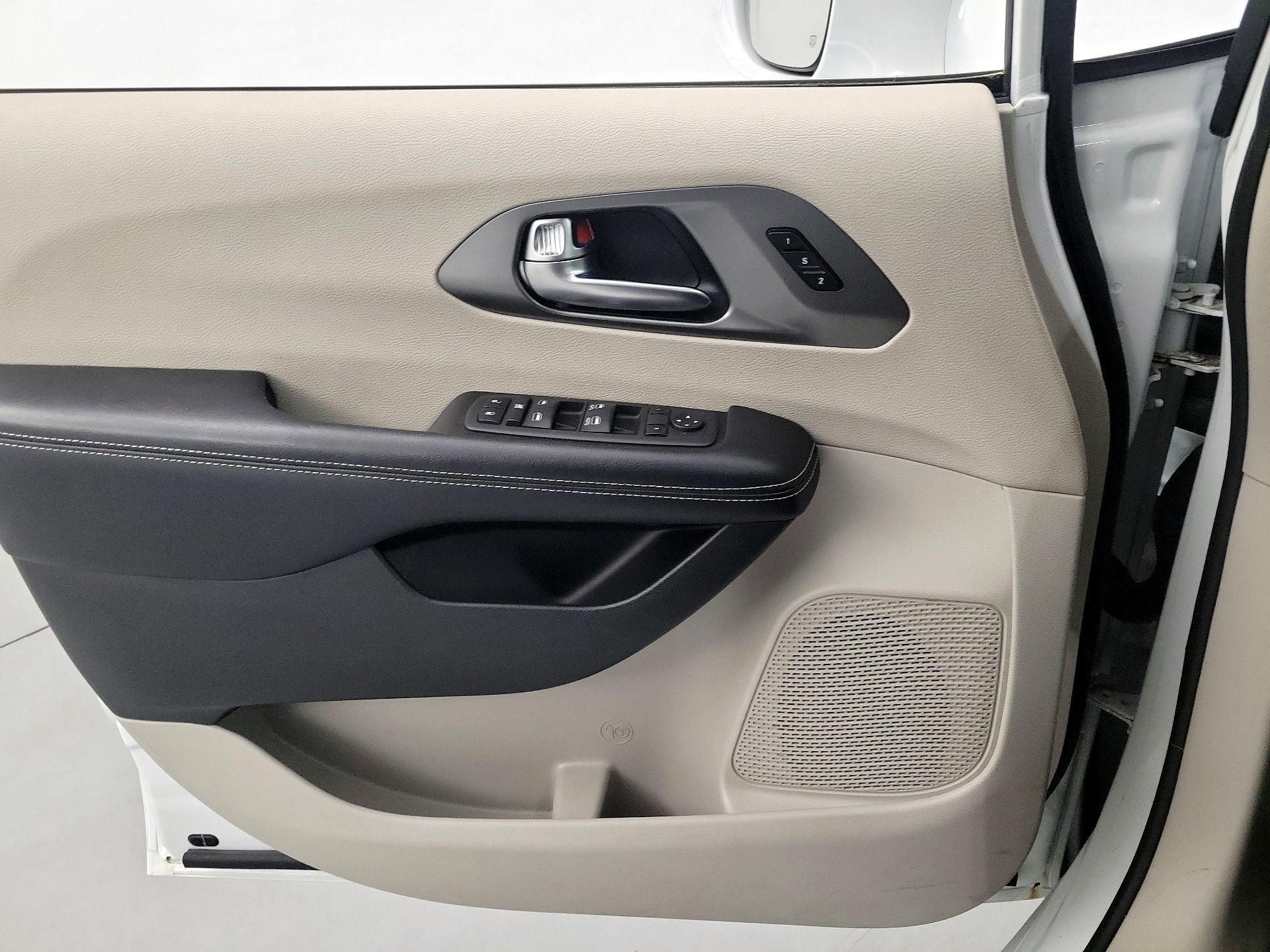 Thumbnail: 2022 Chrysler Pacifica - 12