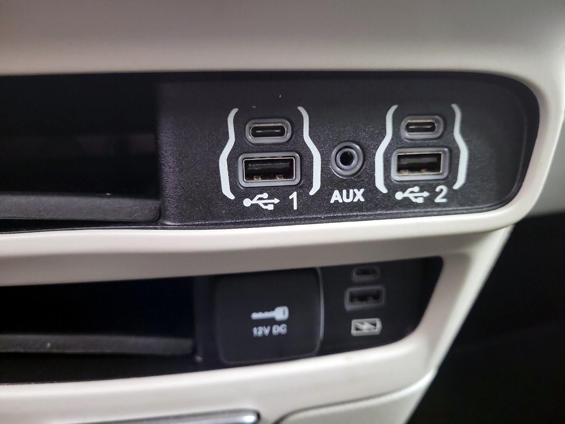 Thumbnail: 2022 Chrysler Pacifica - 17