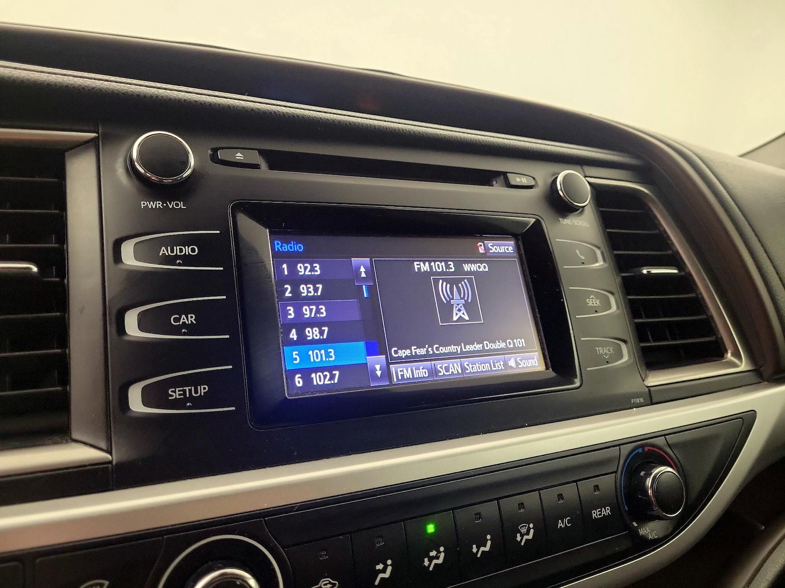 2018 Toyota Highlander LE - Photo 16