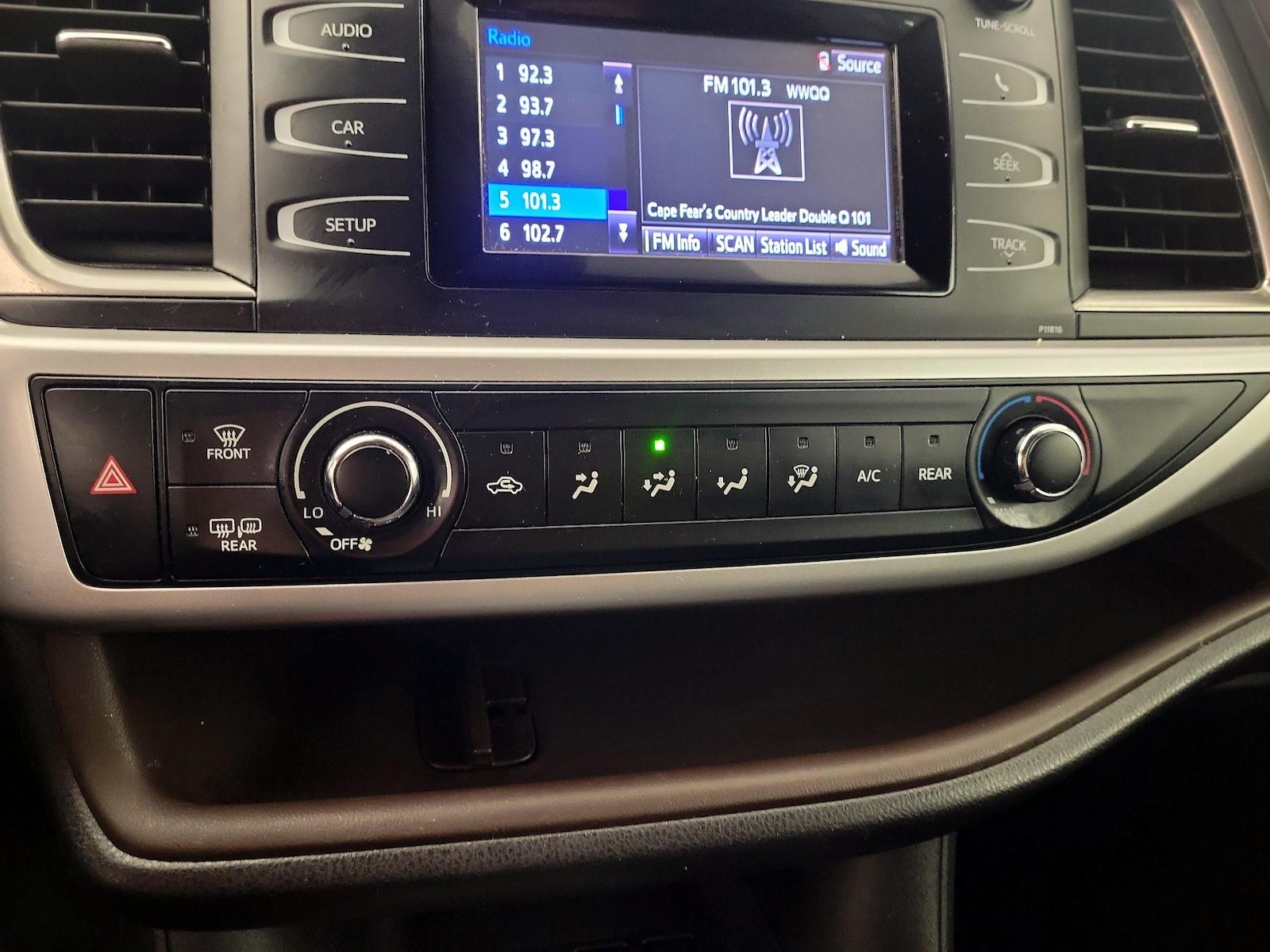 2018 Toyota Highlander LE - Photo 17