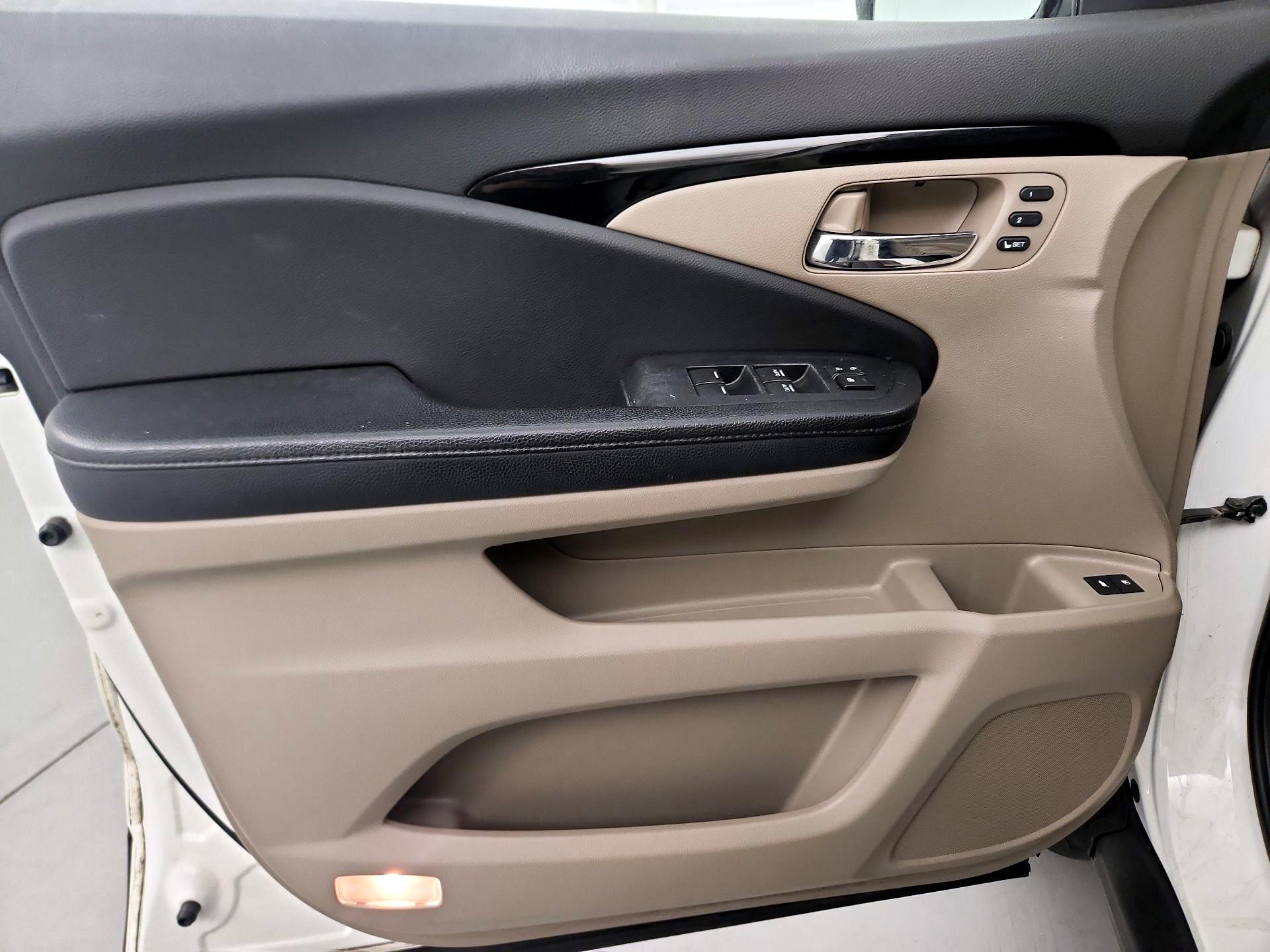 Thumbnail: 2016 Honda Pilot - 12