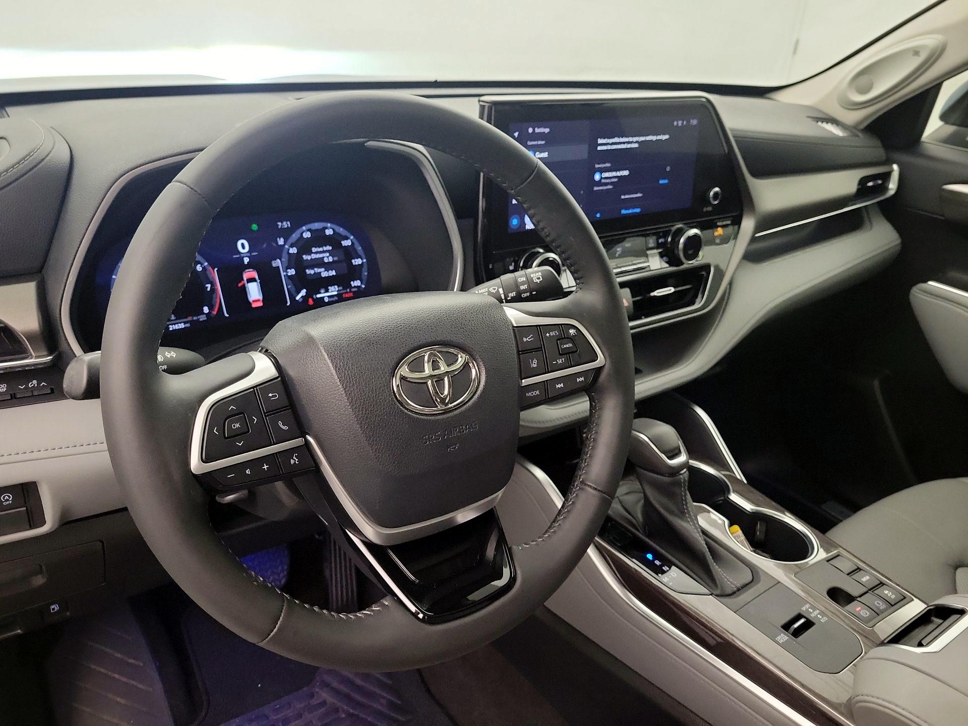 Thumbnail: 2023 Toyota Highlander - 9