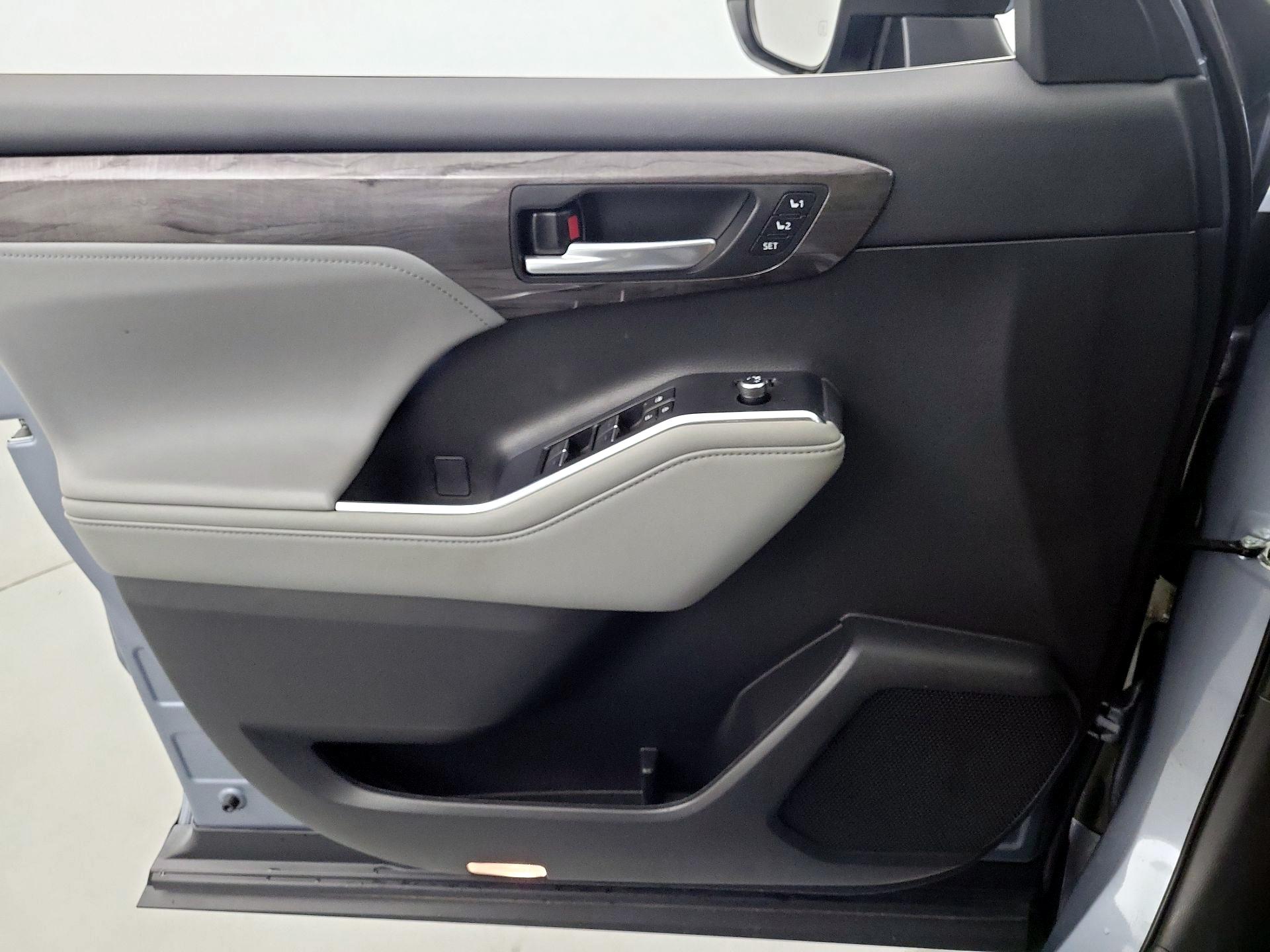 Thumbnail: 2023 Toyota Highlander - 12