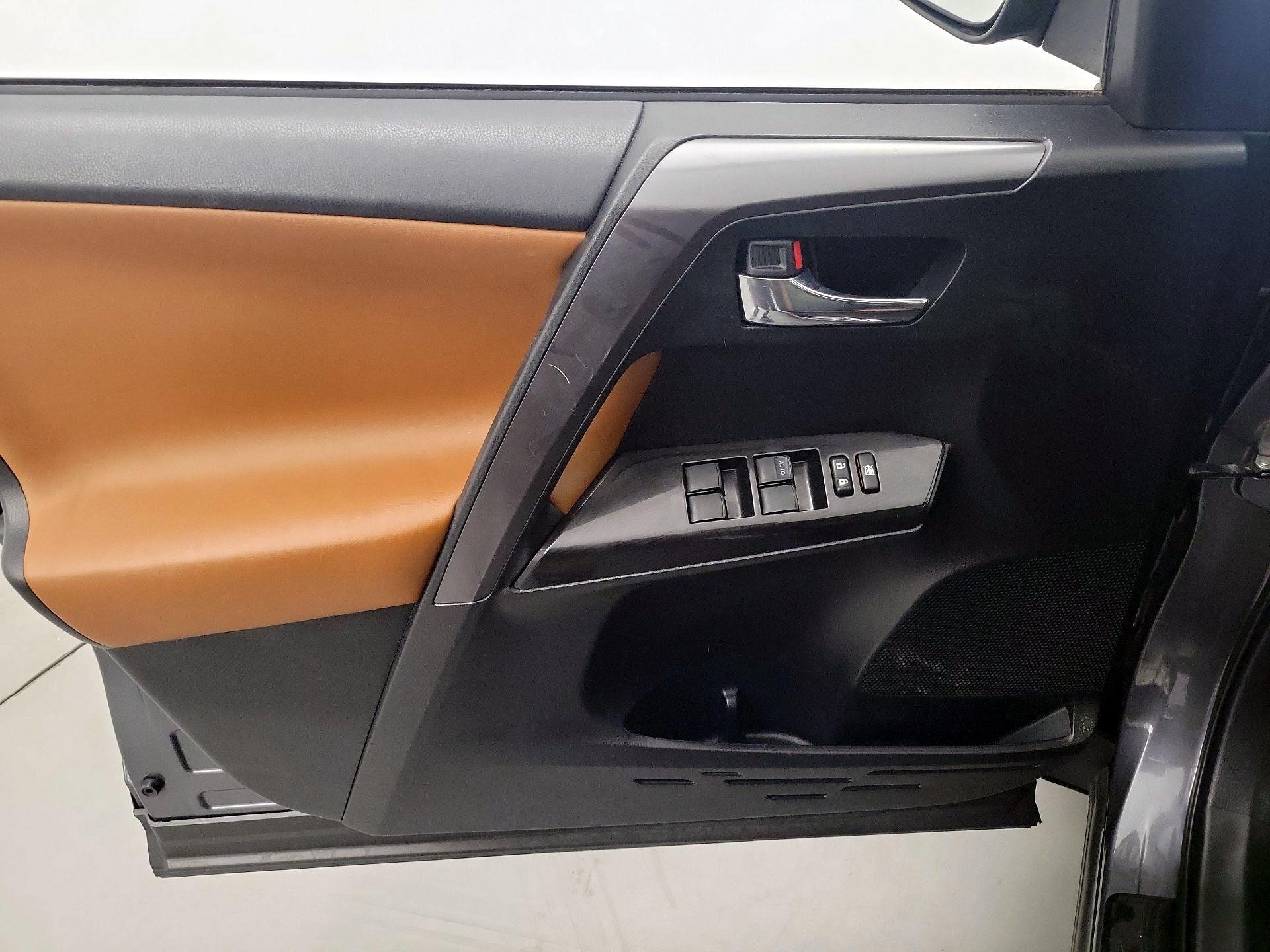 Thumbnail: 2016 Toyota RAV4 - 12