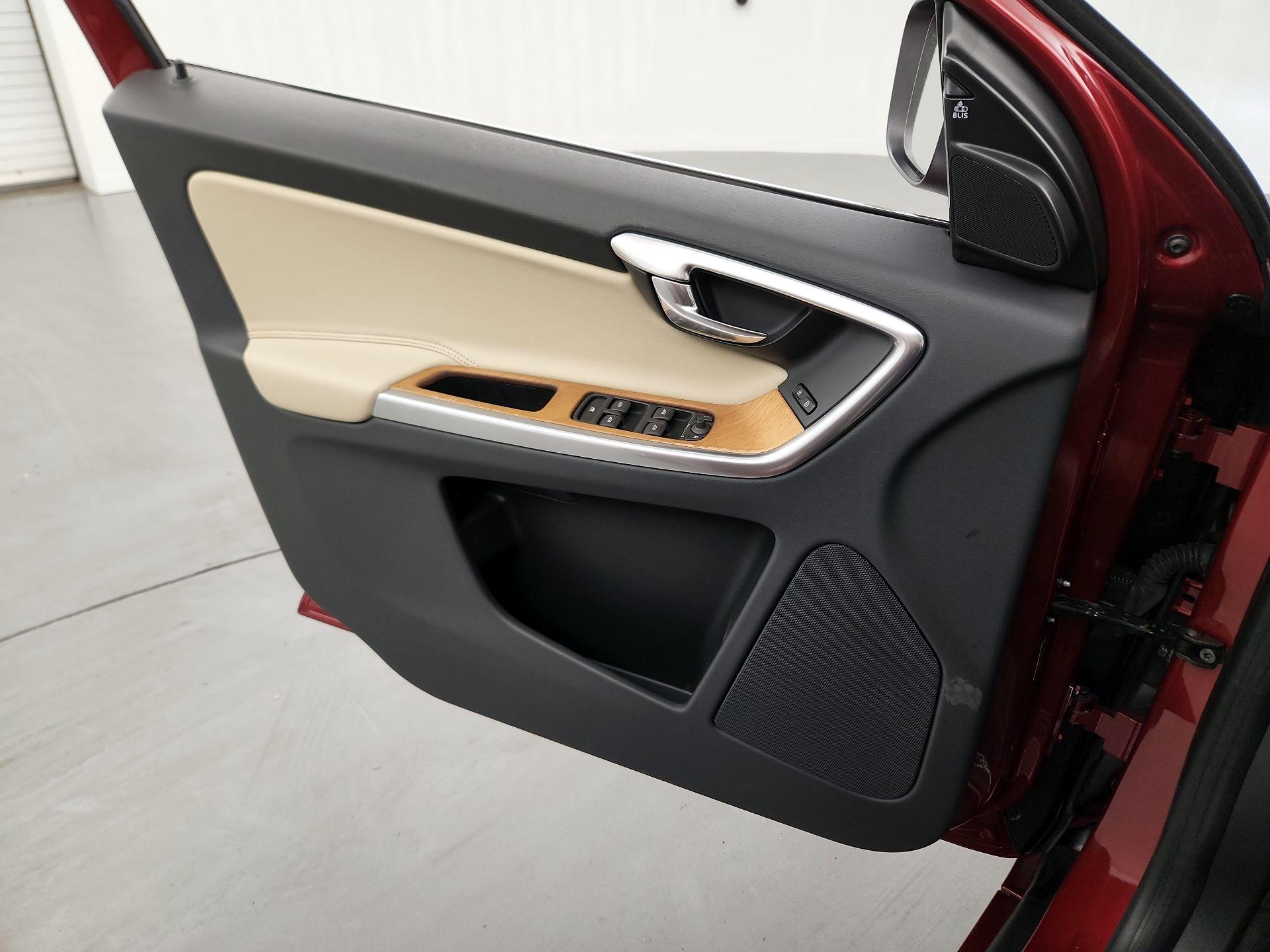 Thumbnail: 2017 Volvo XC60 - 12