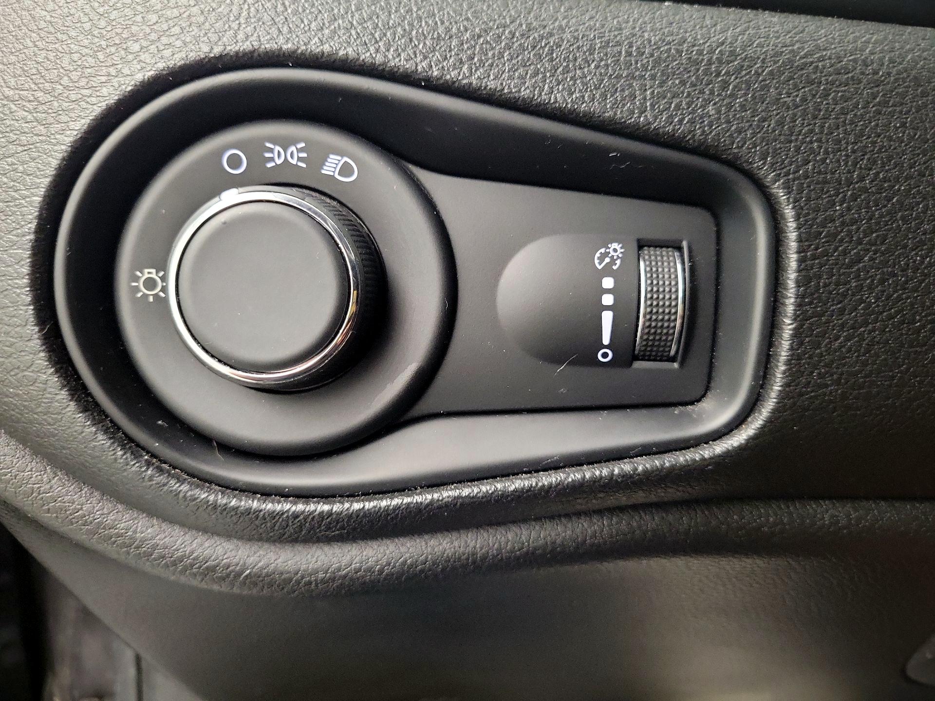 Thumbnail: 2017 Jeep Renegade - 13