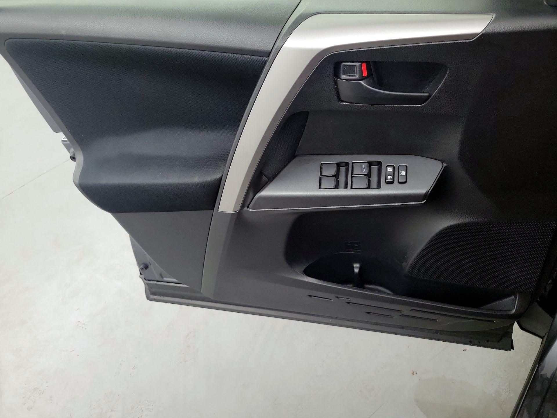 Thumbnail: 2016 Toyota RAV4 - 12