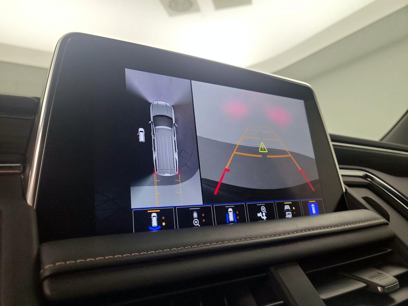 2023 GMC Yukon SLT - Photo 16