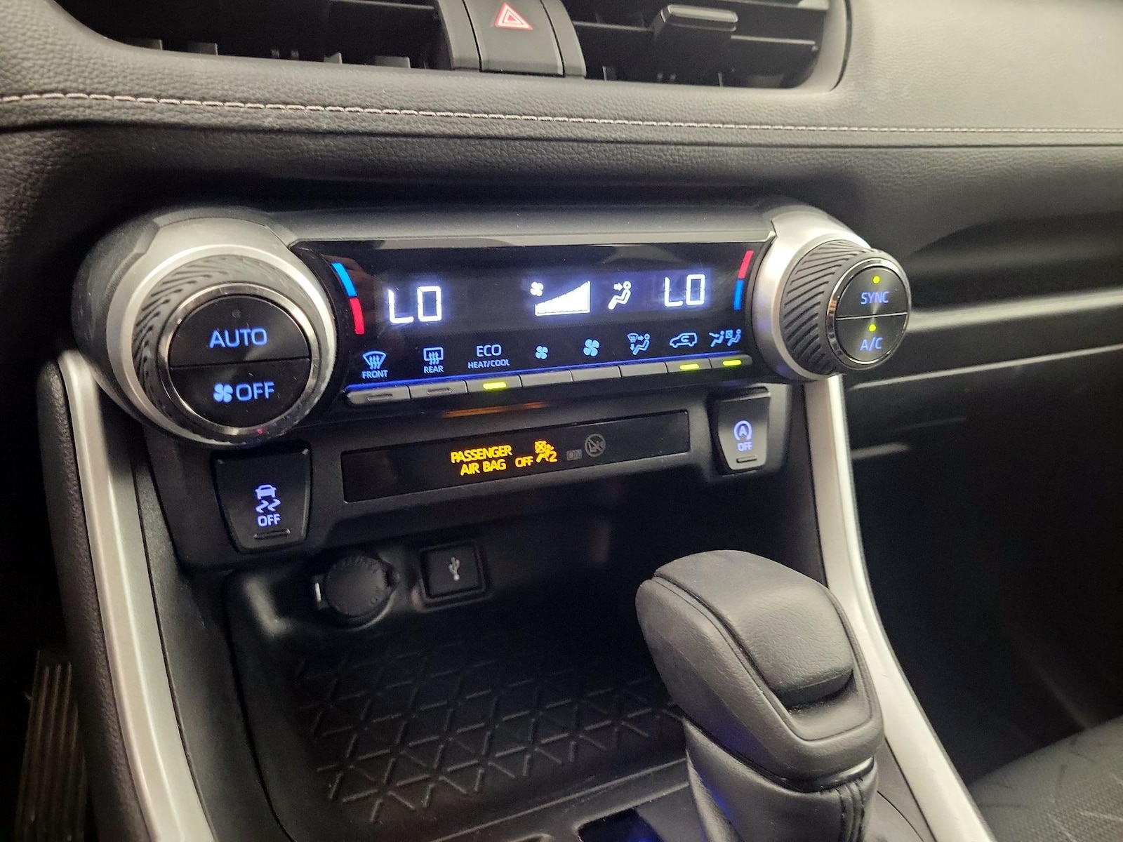 2021 Toyota RAV4 XLE - Photo 17