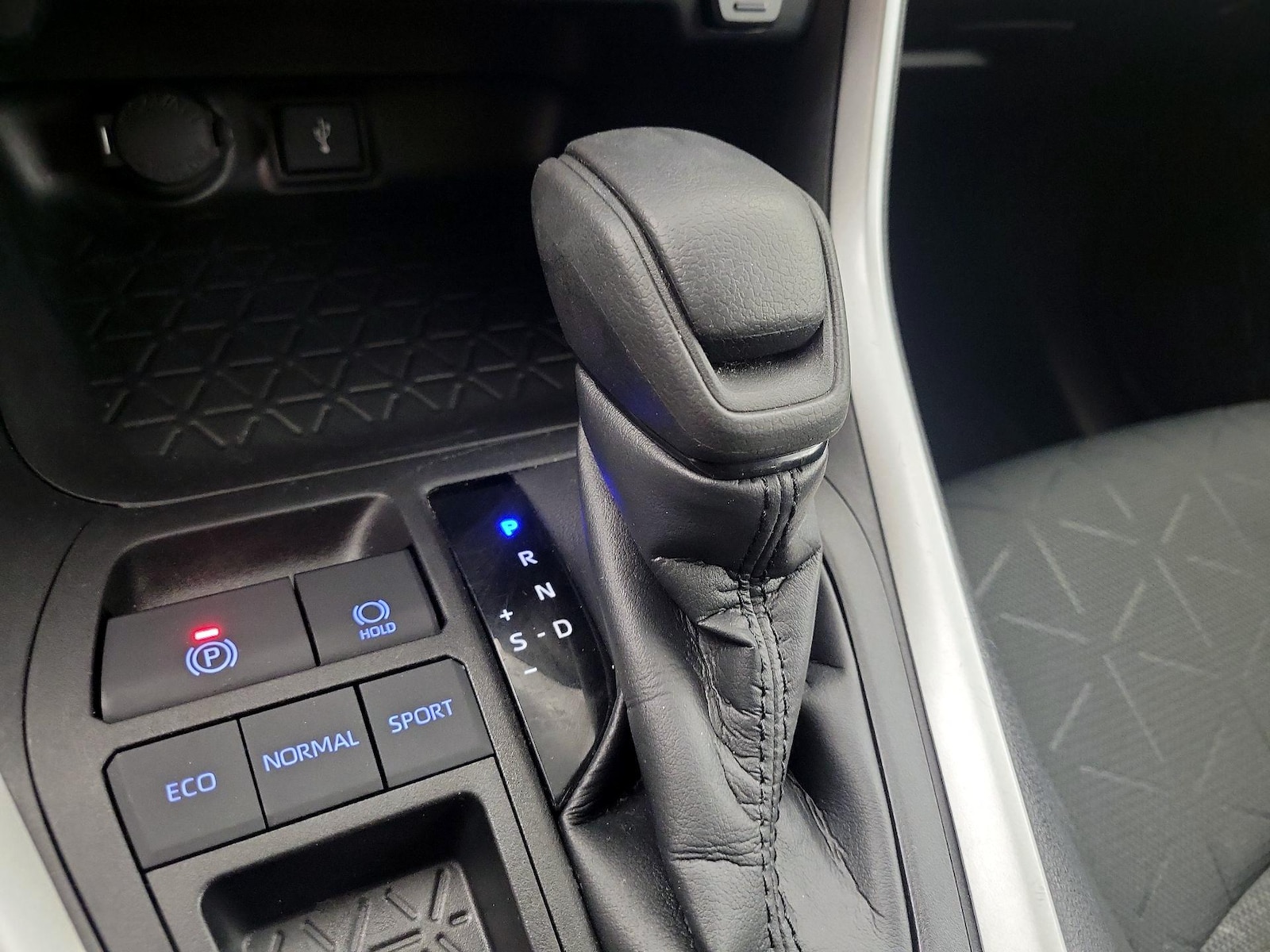 2021 Toyota RAV4 XLE - Photo 18