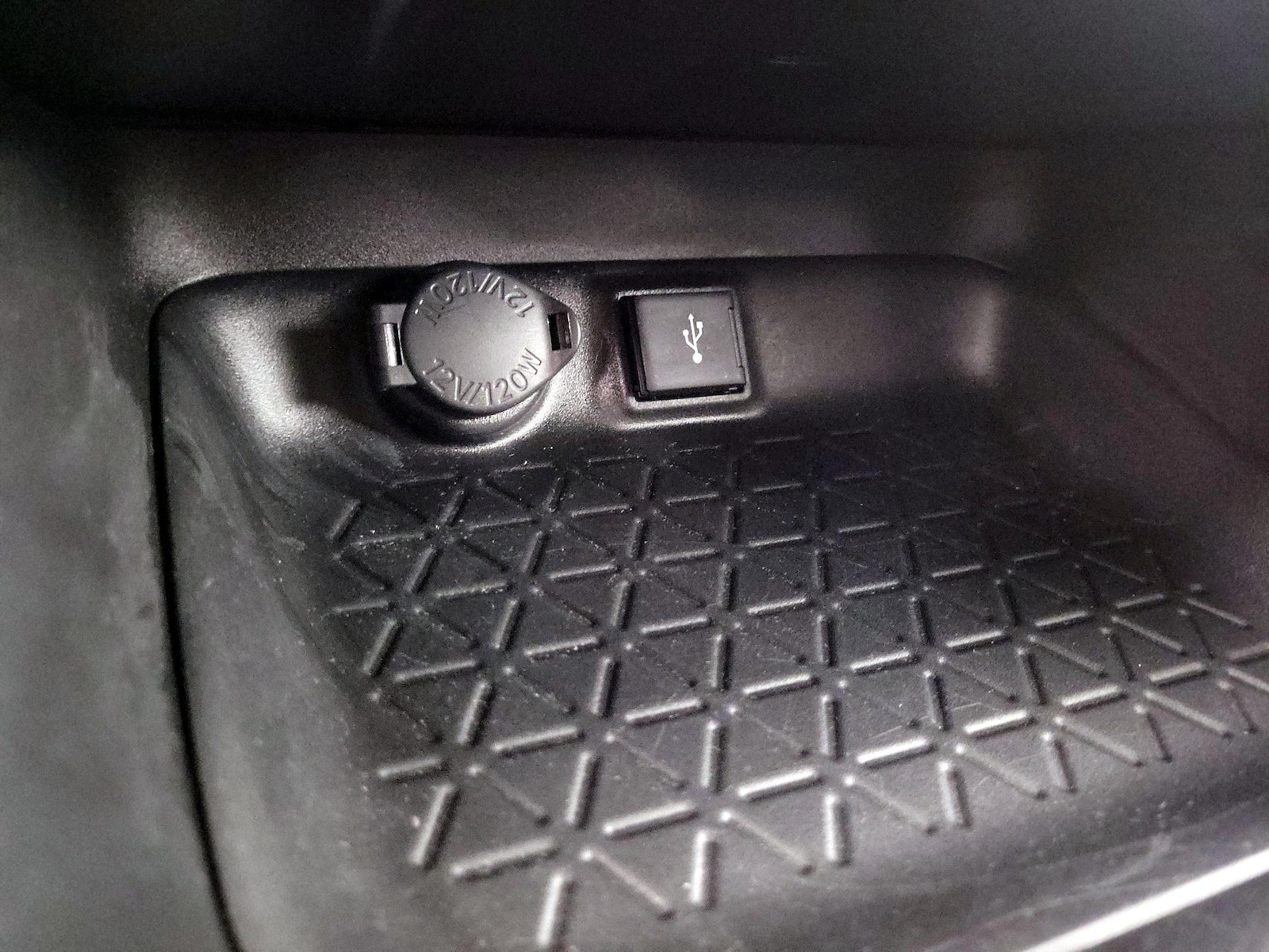 2021 Toyota RAV4 XLE - Photo 19