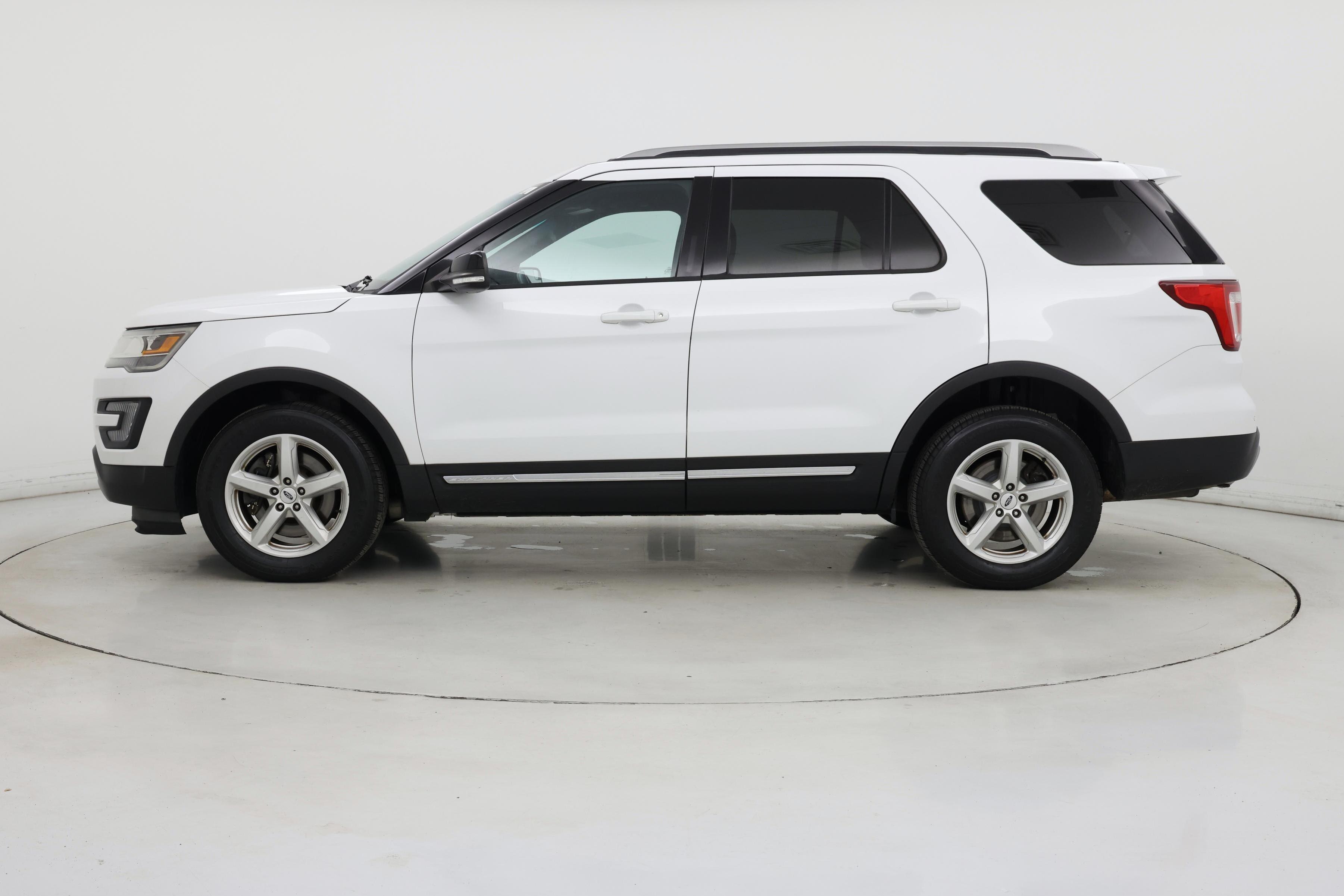 Thumbnail: 2016 Ford Explorer - 3