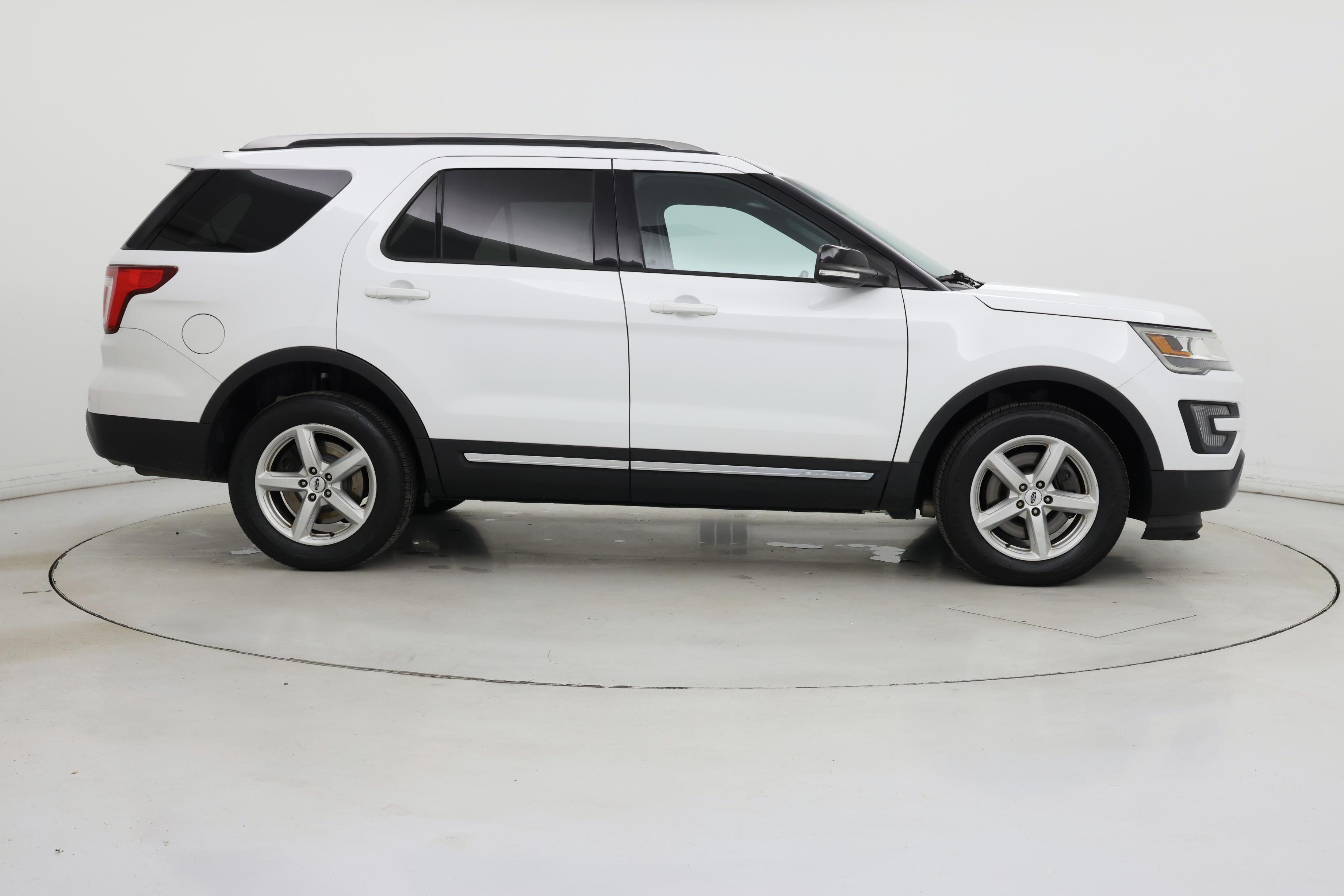 Thumbnail: 2016 Ford Explorer - 7