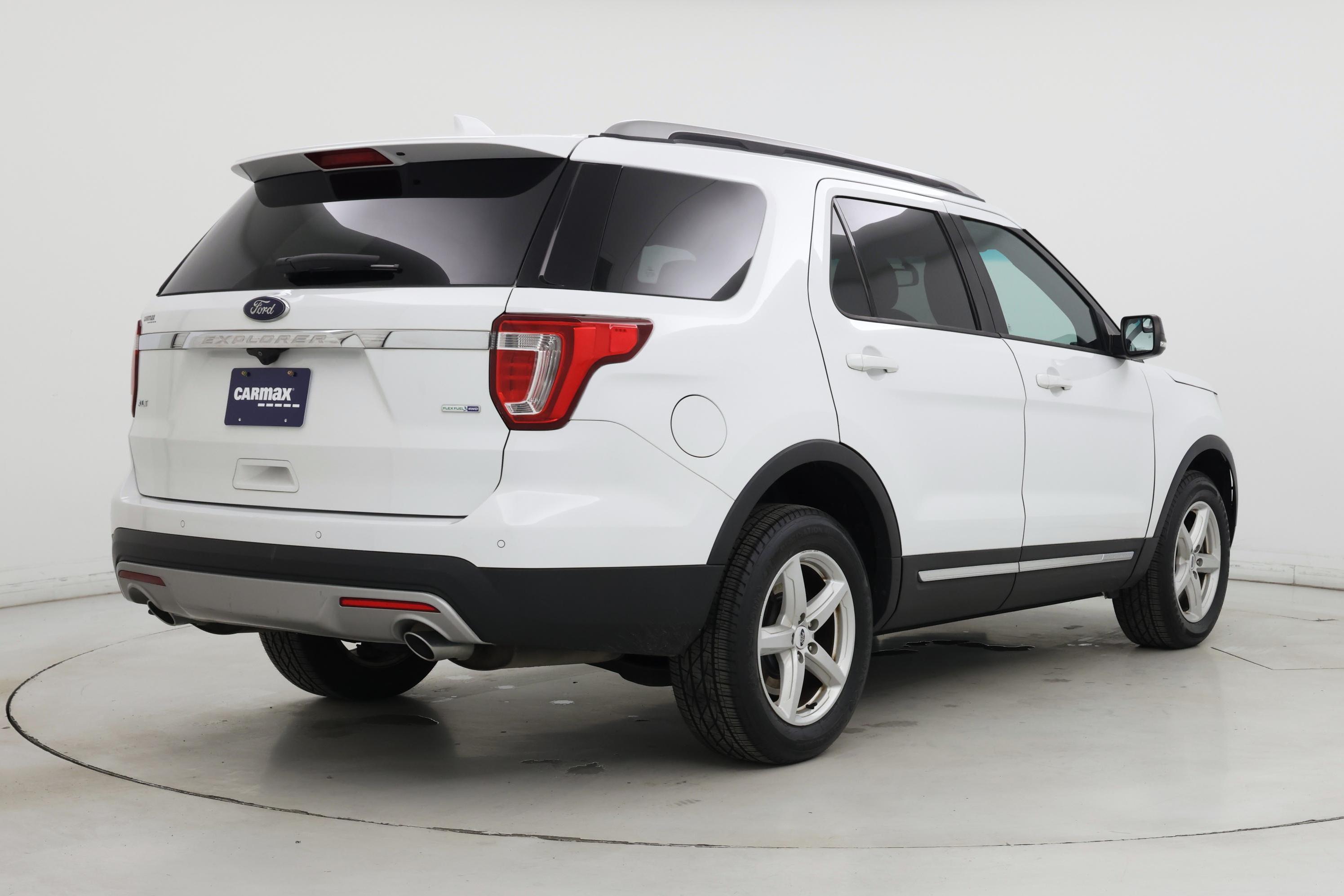 Thumbnail: 2016 Ford Explorer - 8