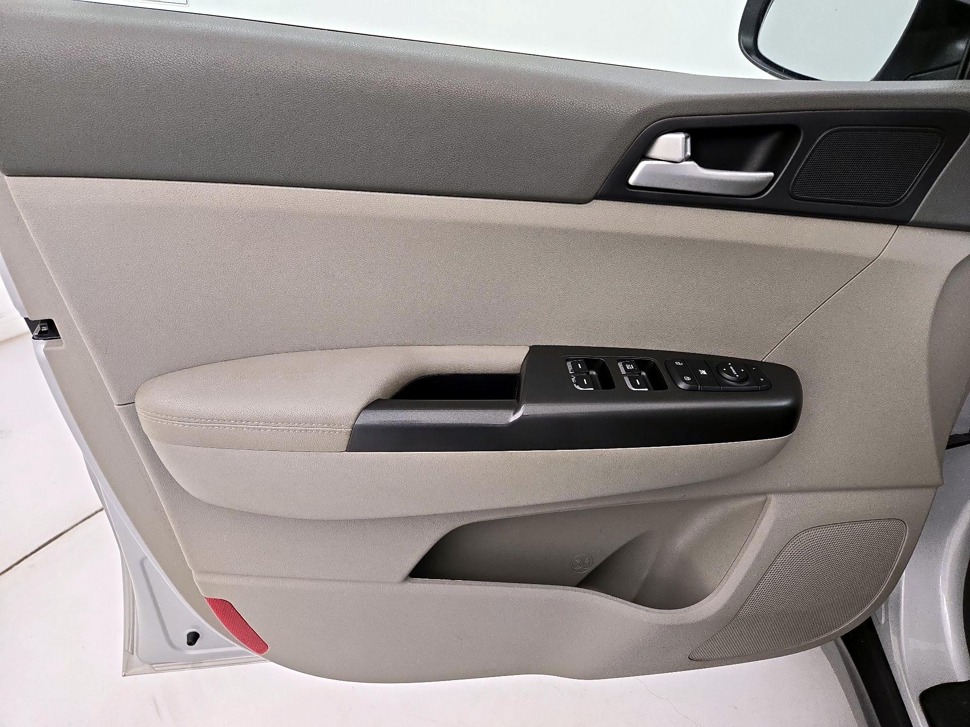 Thumbnail: 2017 Kia Sportage - 12