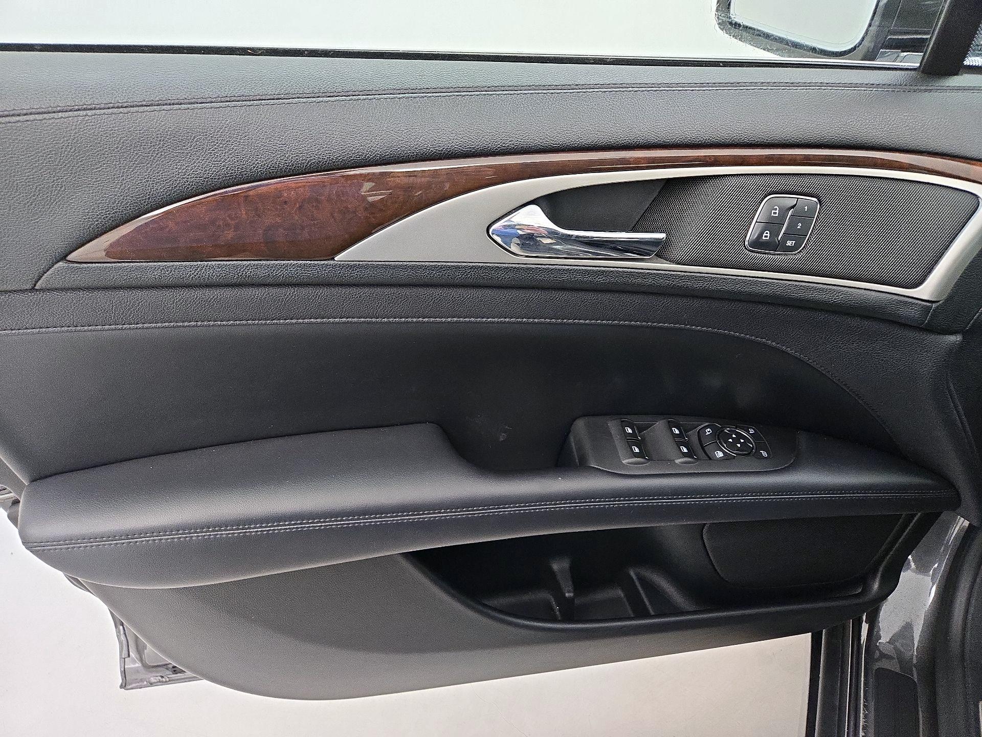 Thumbnail: 2017 Lincoln MKZ - 12