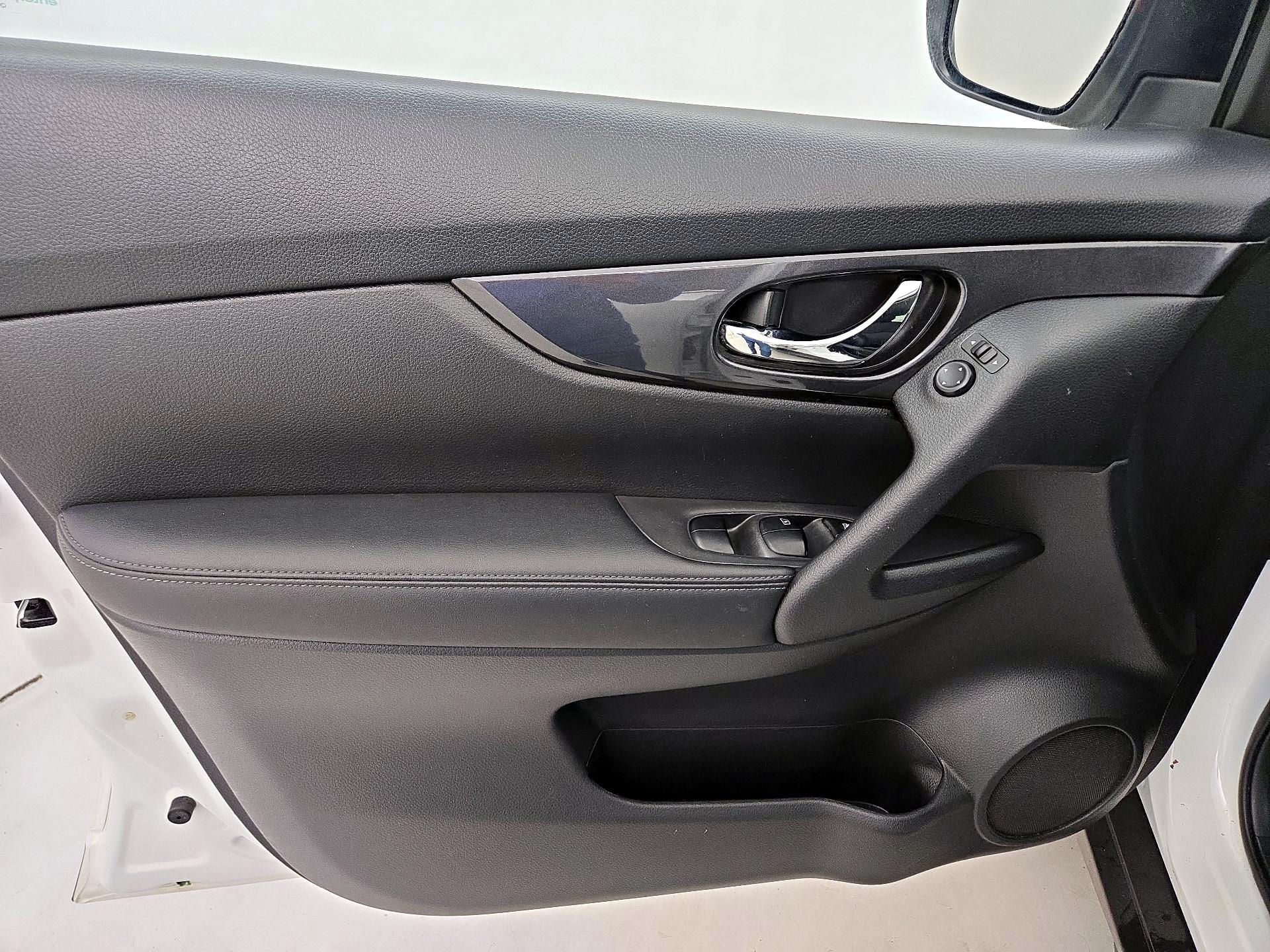 Thumbnail: 2018 Nissan Rogue - 12