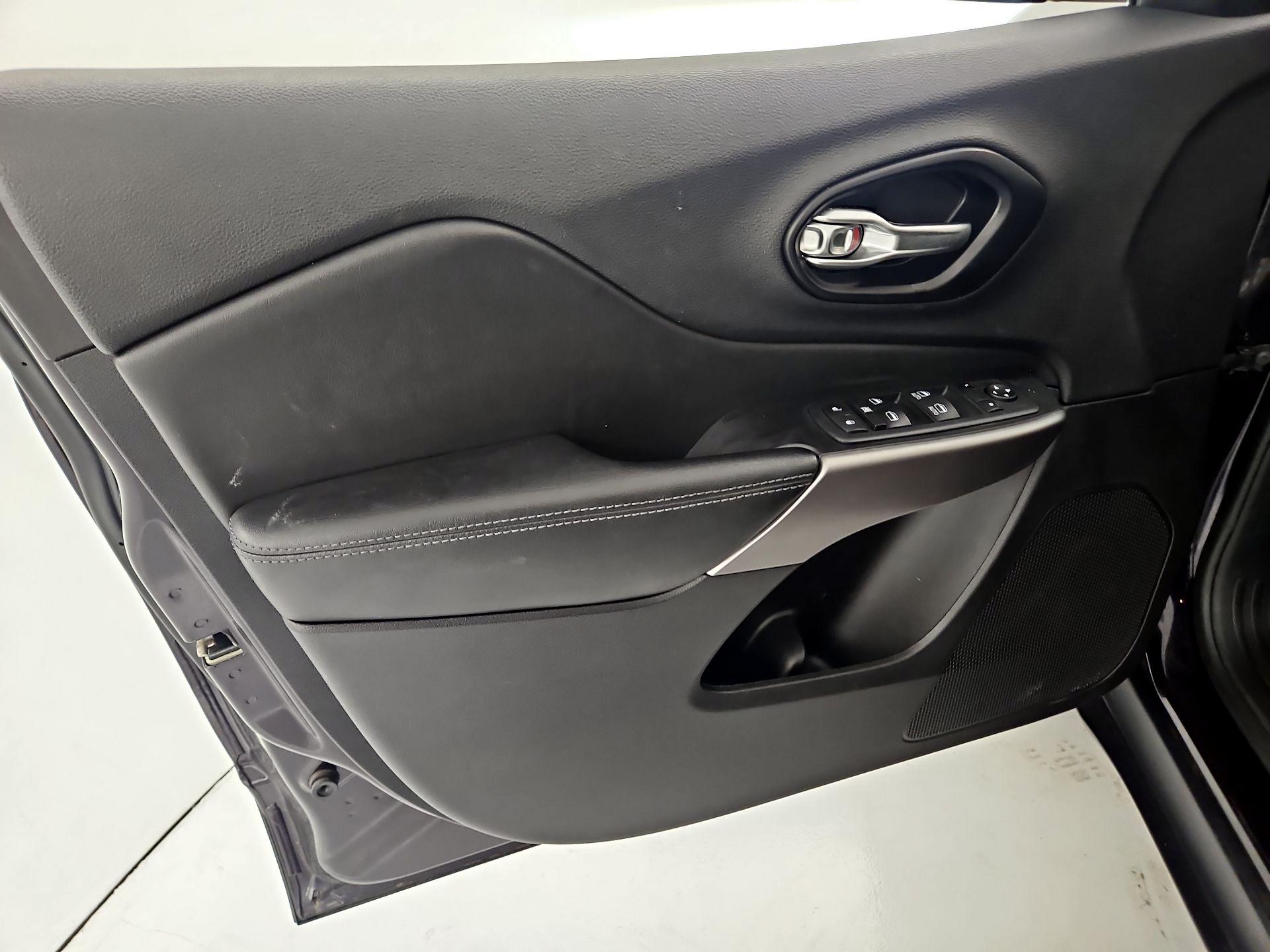 Thumbnail: 2021 Jeep Cherokee - 12