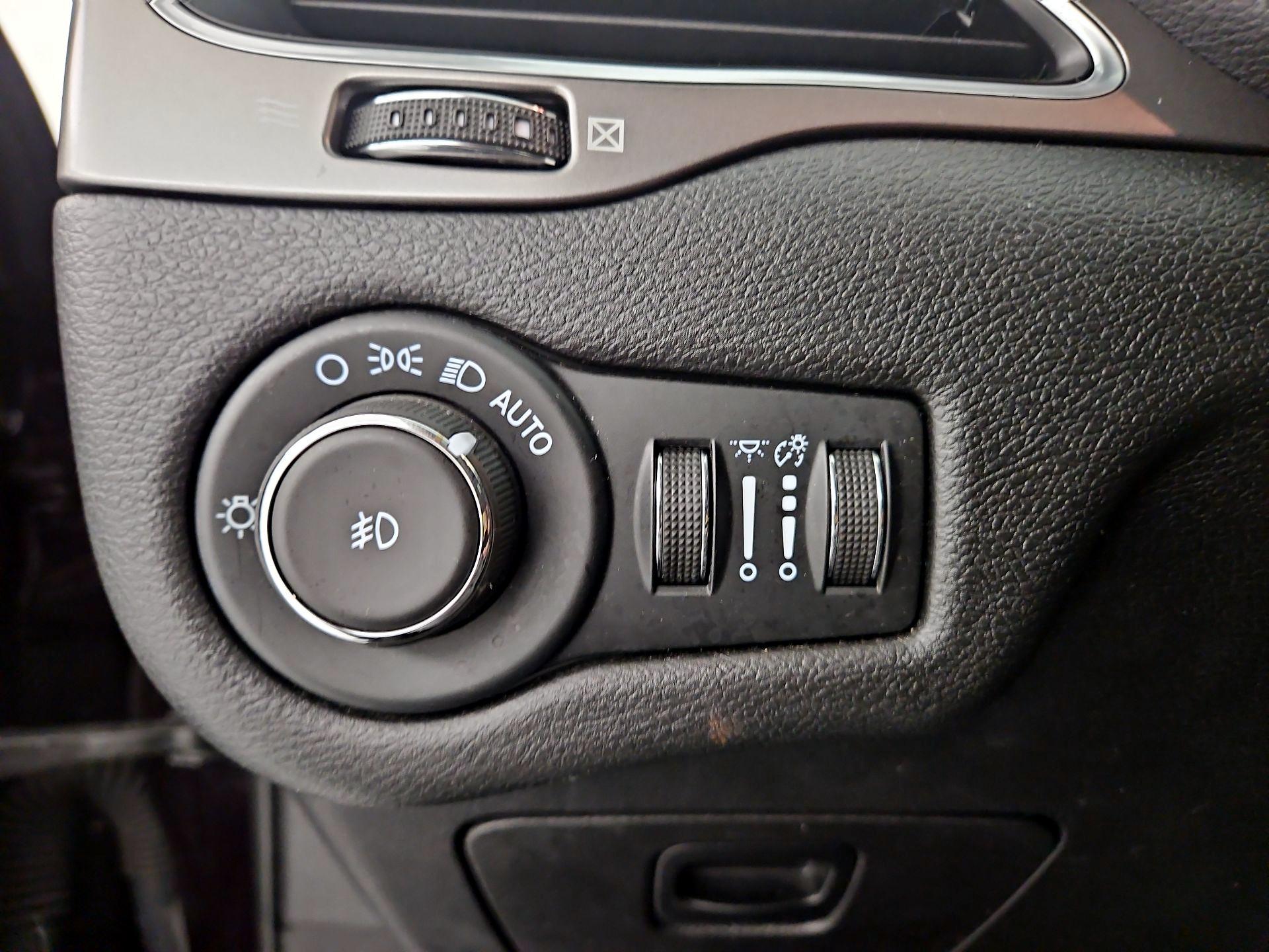 Thumbnail: 2021 Jeep Cherokee - 13