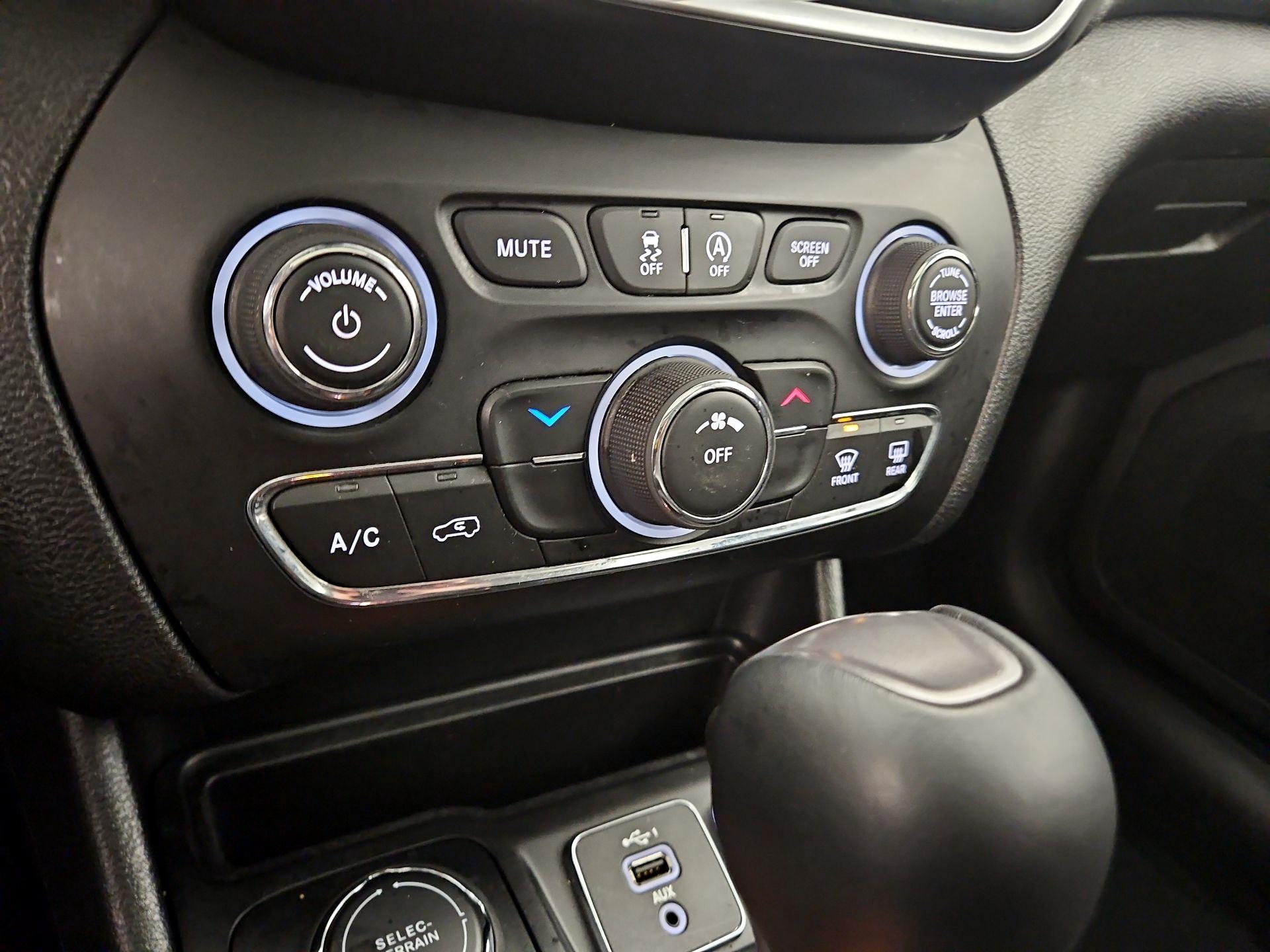 Thumbnail: 2021 Jeep Cherokee - 16