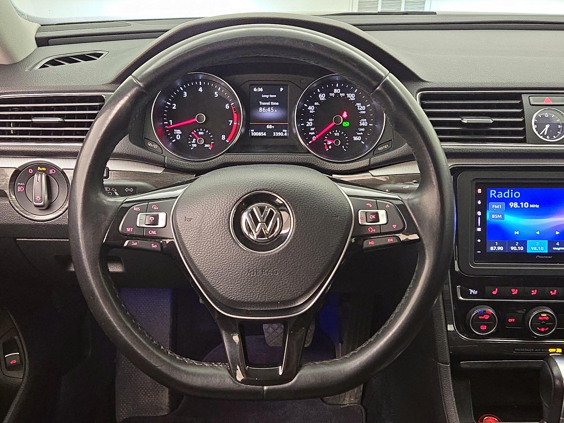 Thumbnail: 2017 Volkswagen Passat - 10
