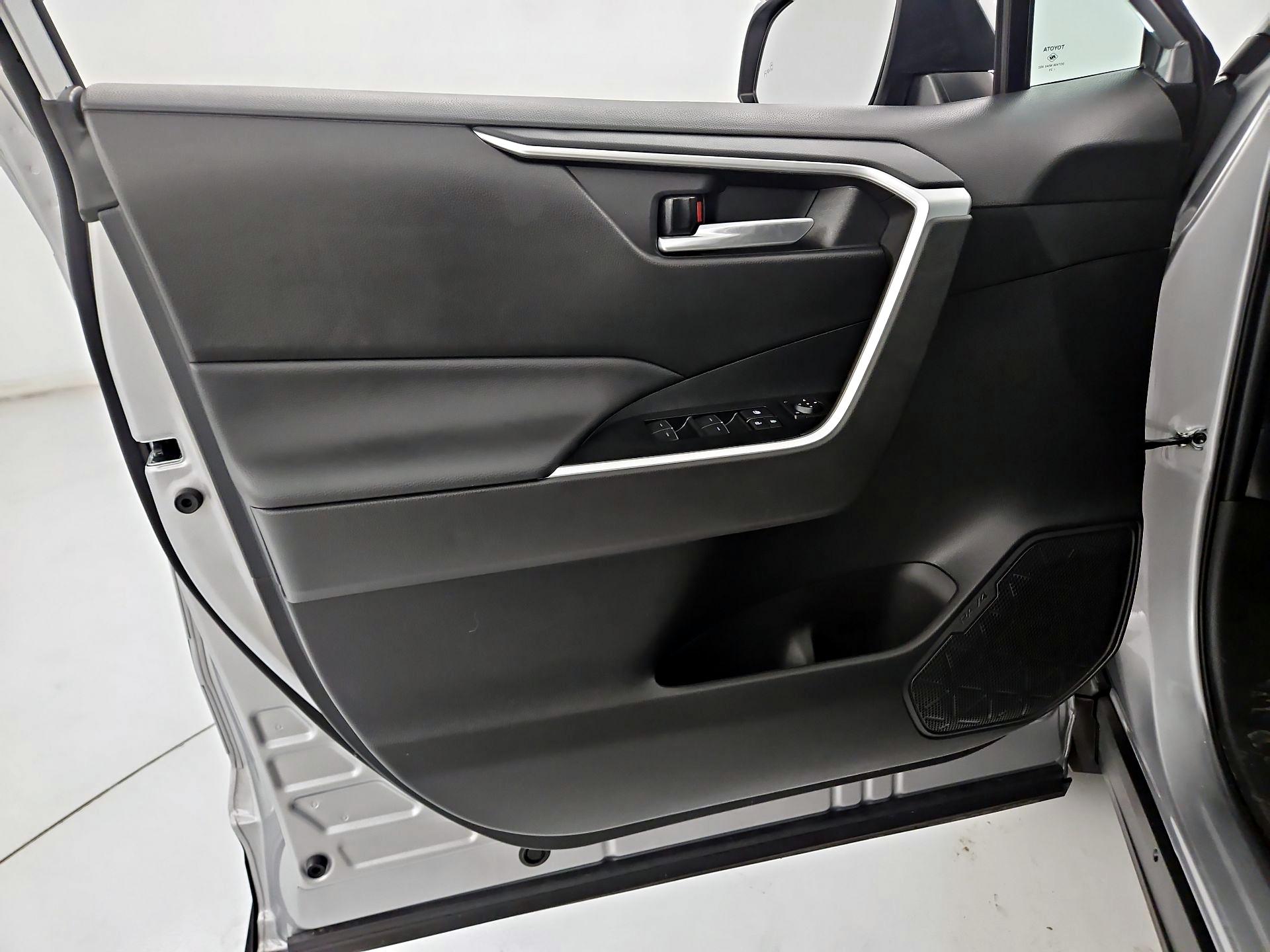 Thumbnail: 2025 Toyota RAV4 - 12